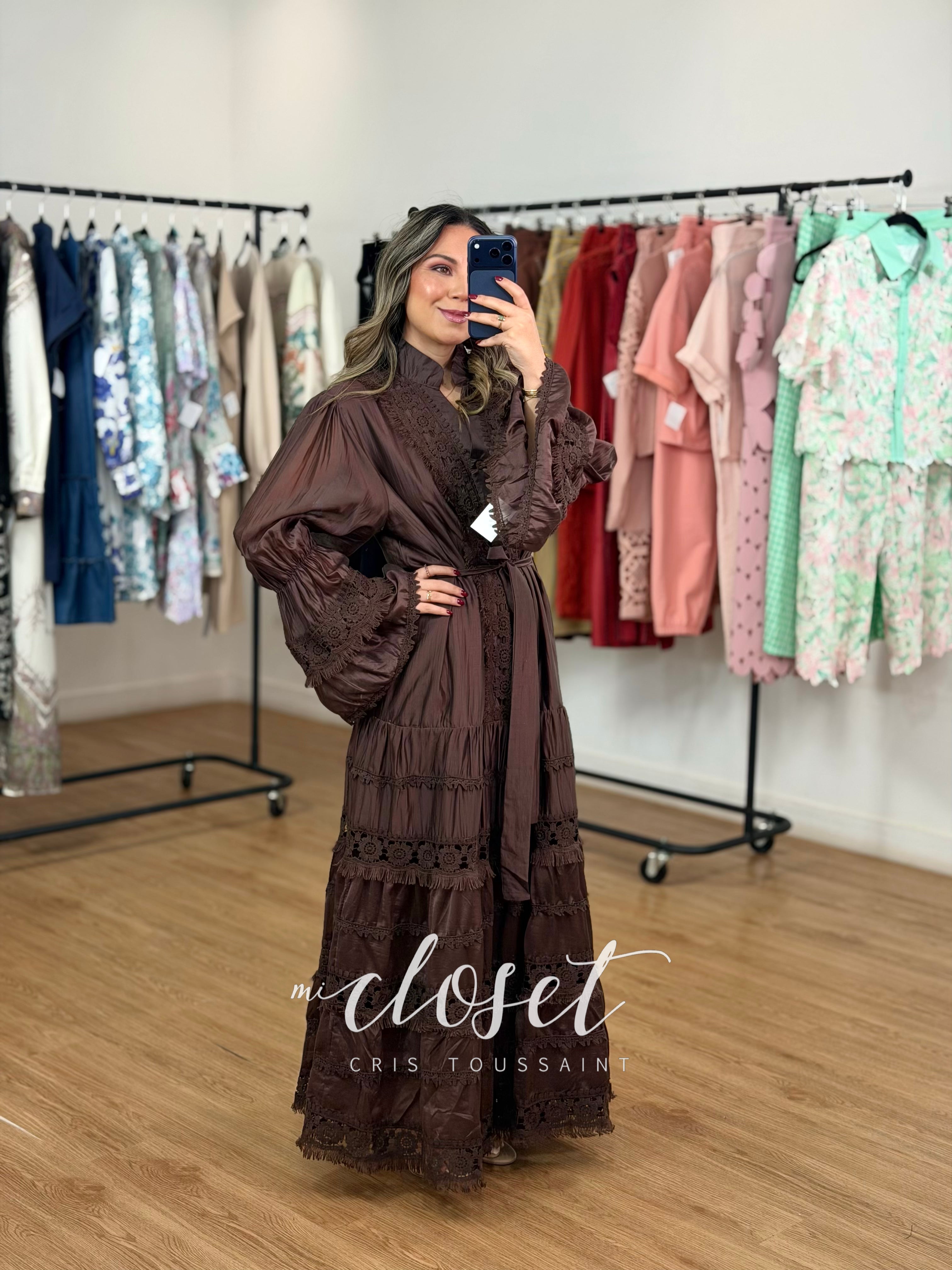 VESTIDO SEMI TRANSPARENTE, LIGERAMENTE SATINADO, CON APLICACIONES BORDADAS EN MANGAS, SOLAPA Y PARTE BAJA; CINTA AJUSTABLE Y MANGA ACAMPANADA (FORRO COMPLETO)