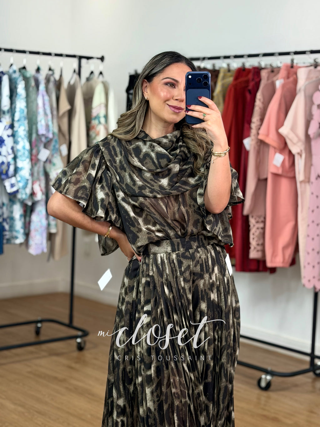 CONJUNTO DE PANTALÓN TABLEADO, SEMI TRANSPARENTE (FORRO DE SHORT), CIERRE EN COSTADO Y RESORTE TRASERO; BLUSA AMPLIA, SEMI TRANSPARENTE, MANGA DE OLANES Y CUELLO CON APLICACIÓN EN EL PECHO VOLADA