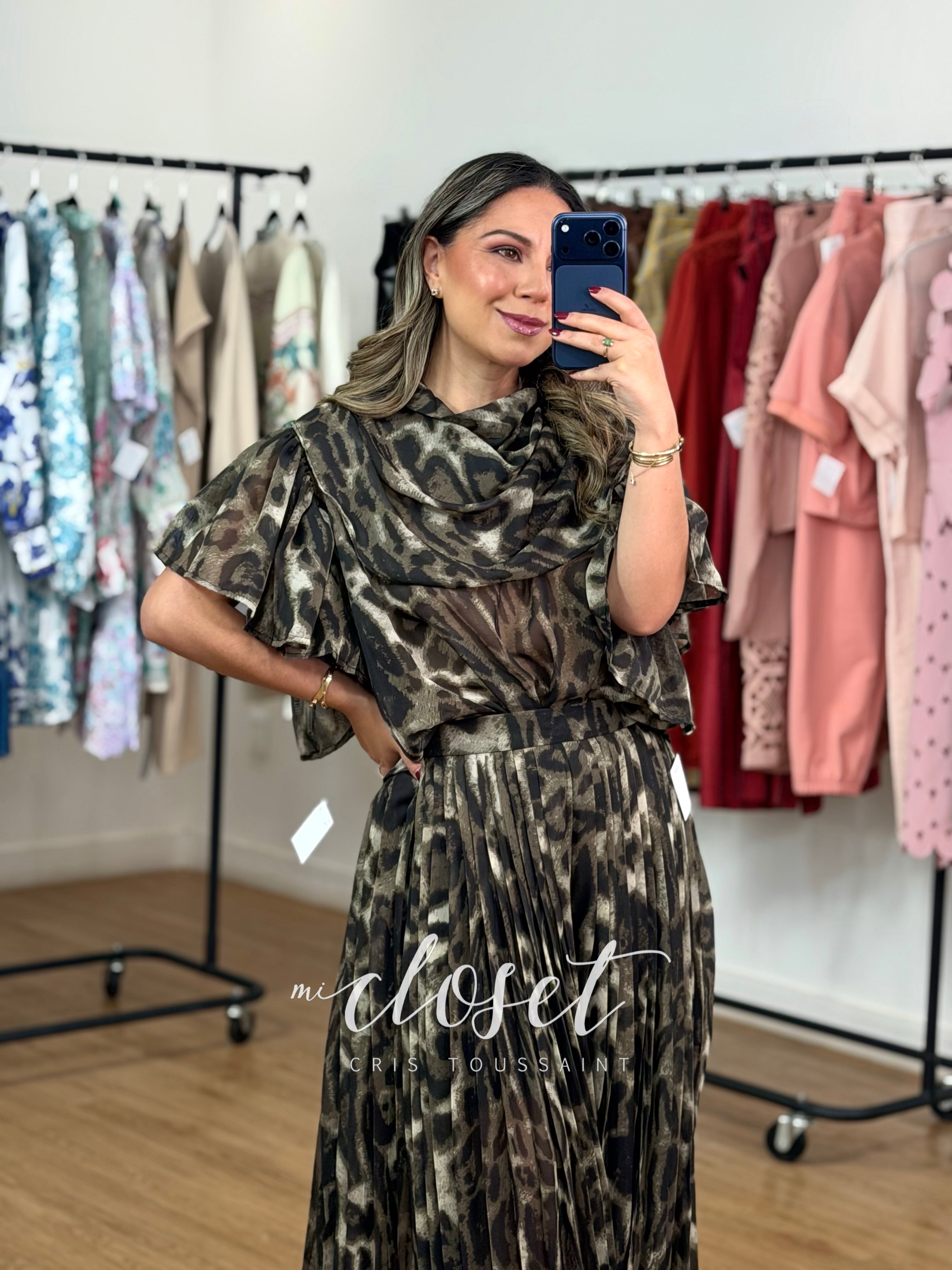 CONJUNTO DE PANTALÓN TABLEADO, SEMI TRANSPARENTE (FORRO DE SHORT), CIERRE EN COSTADO Y RESORTE TRASERO; BLUSA AMPLIA, SEMI TRANSPARENTE, MANGA DE OLANES Y CUELLO CON APLICACIÓN EN EL PECHO VOLADA
