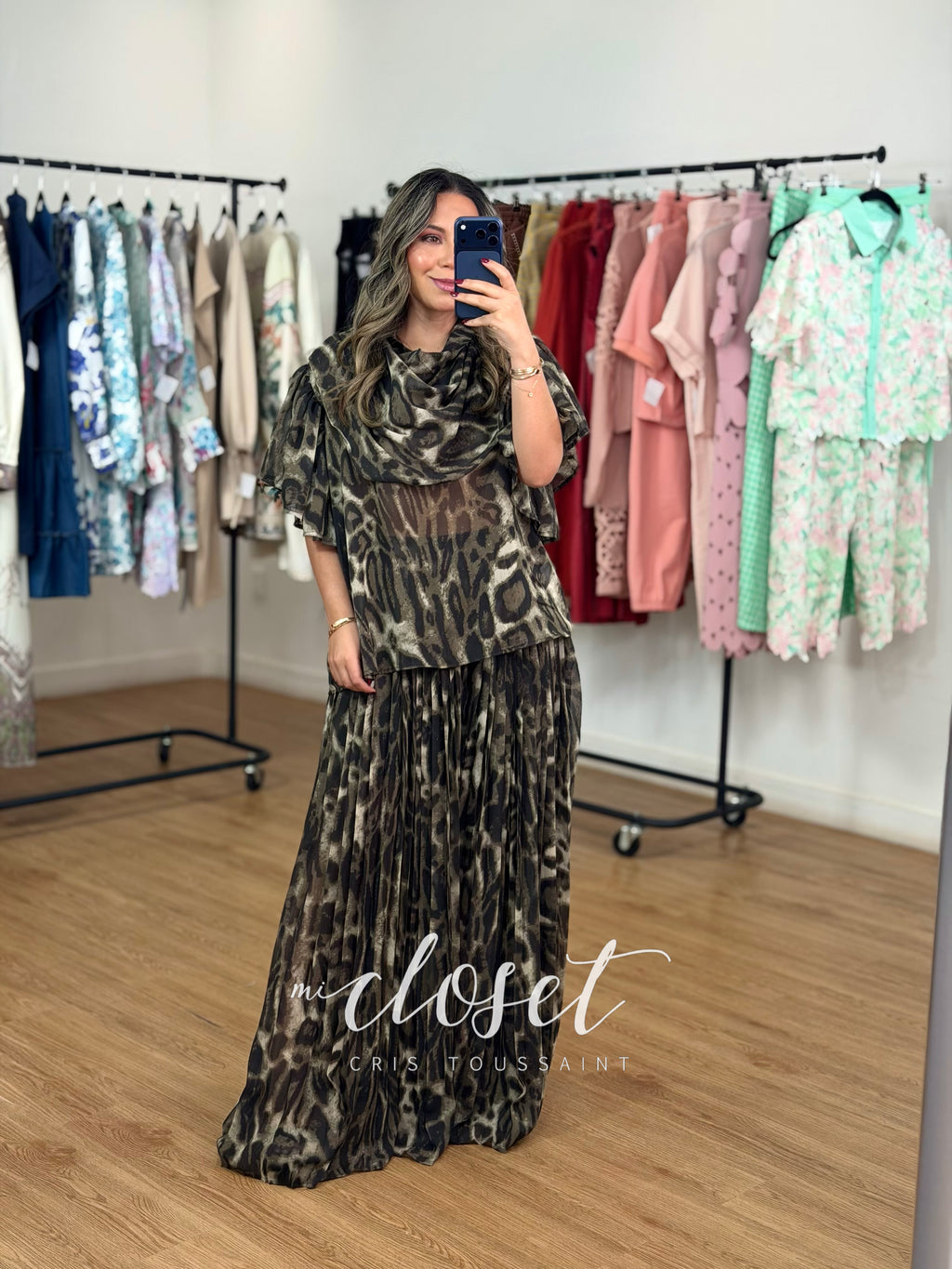 CONJUNTO DE PANTALÓN TABLEADO, SEMI TRANSPARENTE (FORRO DE SHORT), CIERRE EN COSTADO Y RESORTE TRASERO; BLUSA AMPLIA, SEMI TRANSPARENTE, MANGA DE OLANES Y CUELLO CON APLICACIÓN EN EL PECHO VOLADA