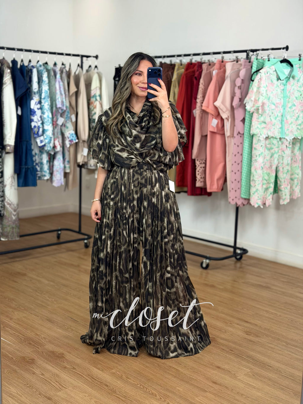 CONJUNTO DE PANTALÓN TABLEADO, SEMI TRANSPARENTE (FORRO DE SHORT), CIERRE EN COSTADO Y RESORTE TRASERO; BLUSA AMPLIA, SEMI TRANSPARENTE, MANGA DE OLANES Y CUELLO CON APLICACIÓN EN EL PECHO VOLADA