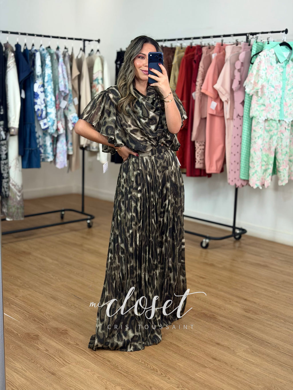 CONJUNTO DE PANTALÓN TABLEADO, SEMI TRANSPARENTE (FORRO DE SHORT), CIERRE EN COSTADO Y RESORTE TRASERO; BLUSA AMPLIA, SEMI TRANSPARENTE, MANGA DE OLANES Y CUELLO CON APLICACIÓN EN EL PECHO VOLADA