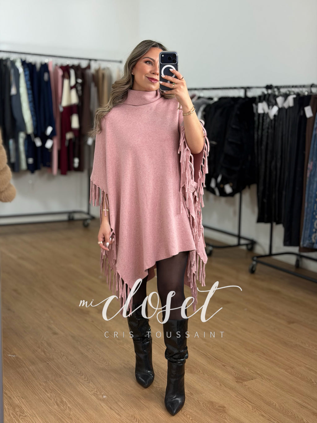 PONCHO CUELLO DE TORTUGA CON DETALLES EN FLECOS EN COSTADO