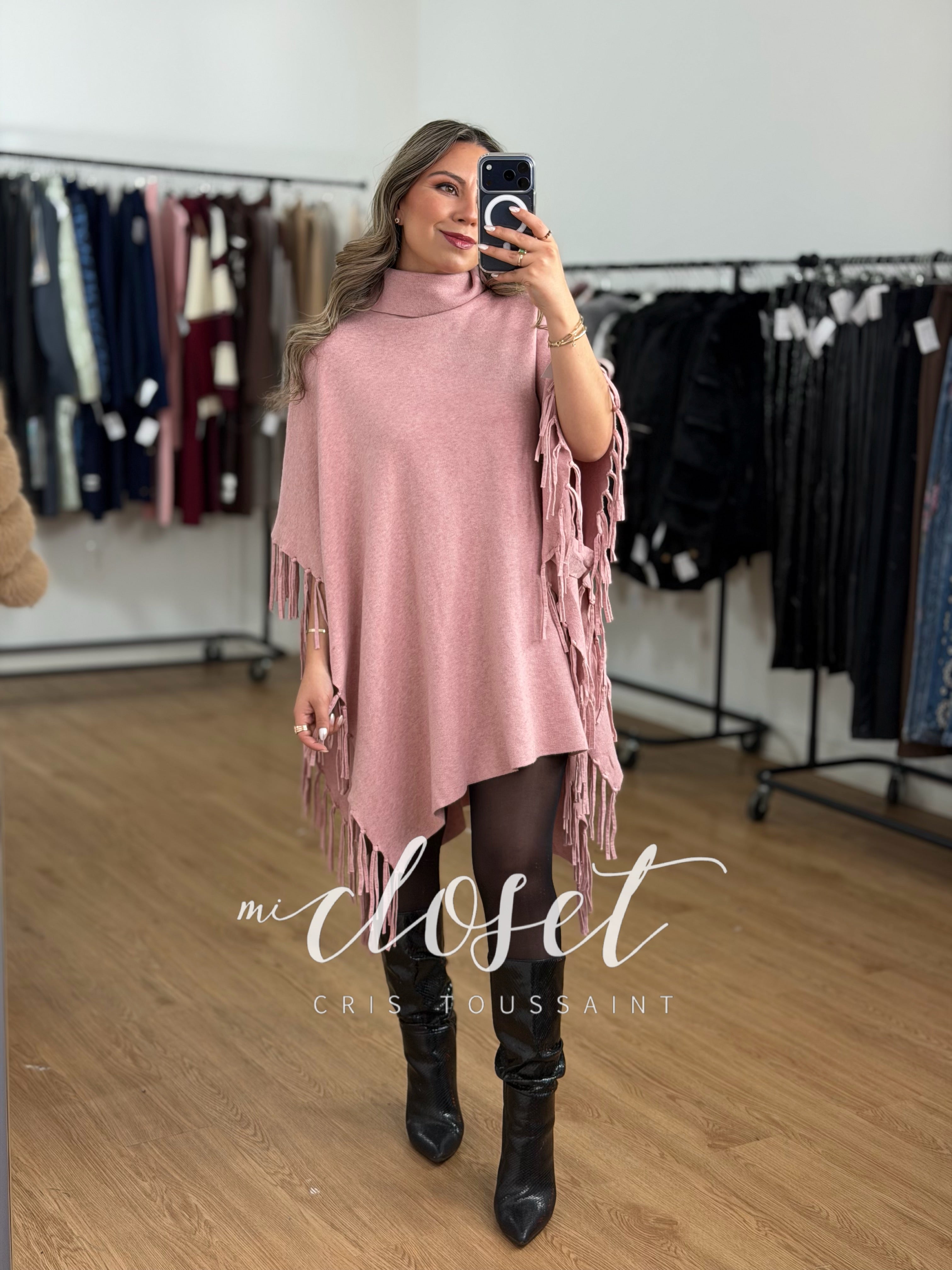 PONCHO CUELLO DE TORTUGA CON DETALLES EN FLECOS EN COSTADO