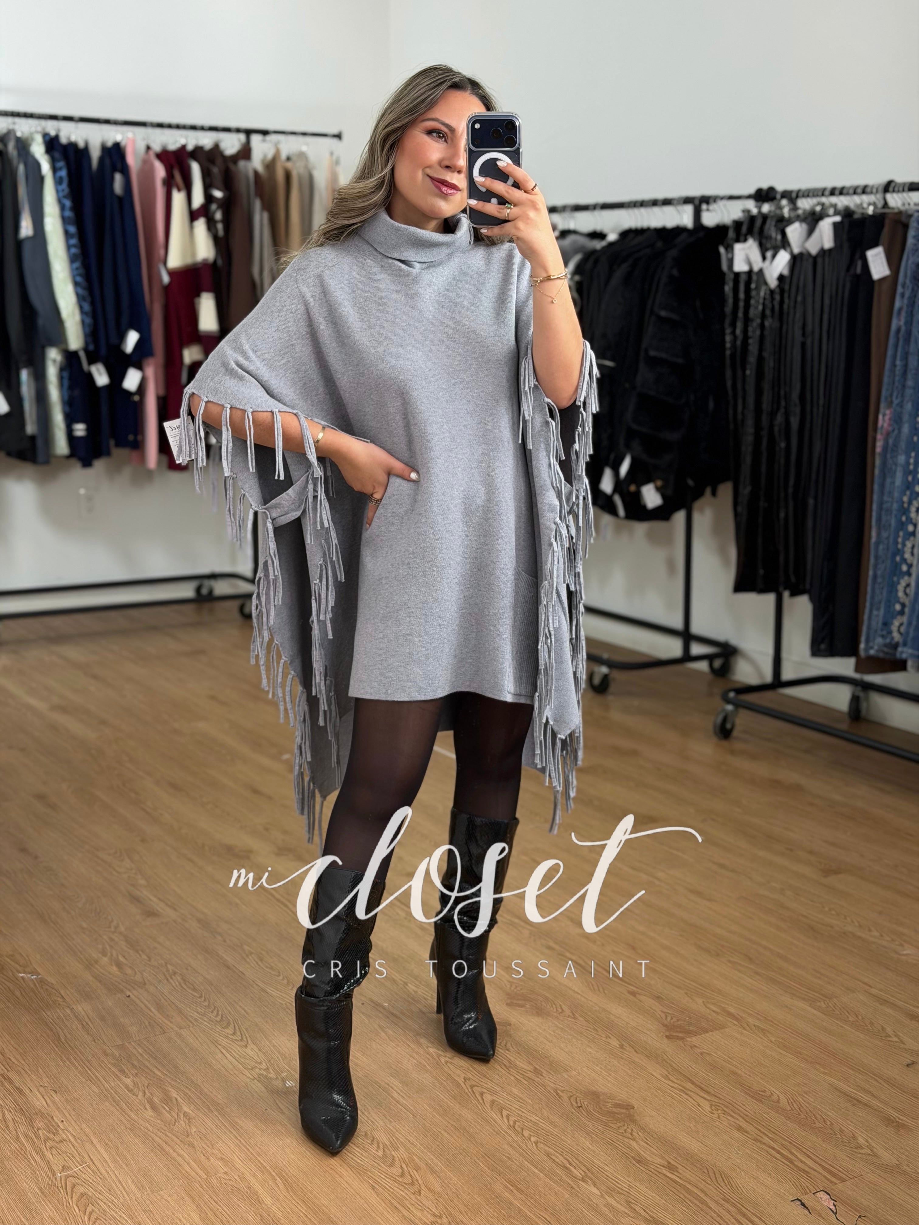 PONCHO CUELLO DE TORTUGA CON DETALLES EN FLECOS EN COSTADO