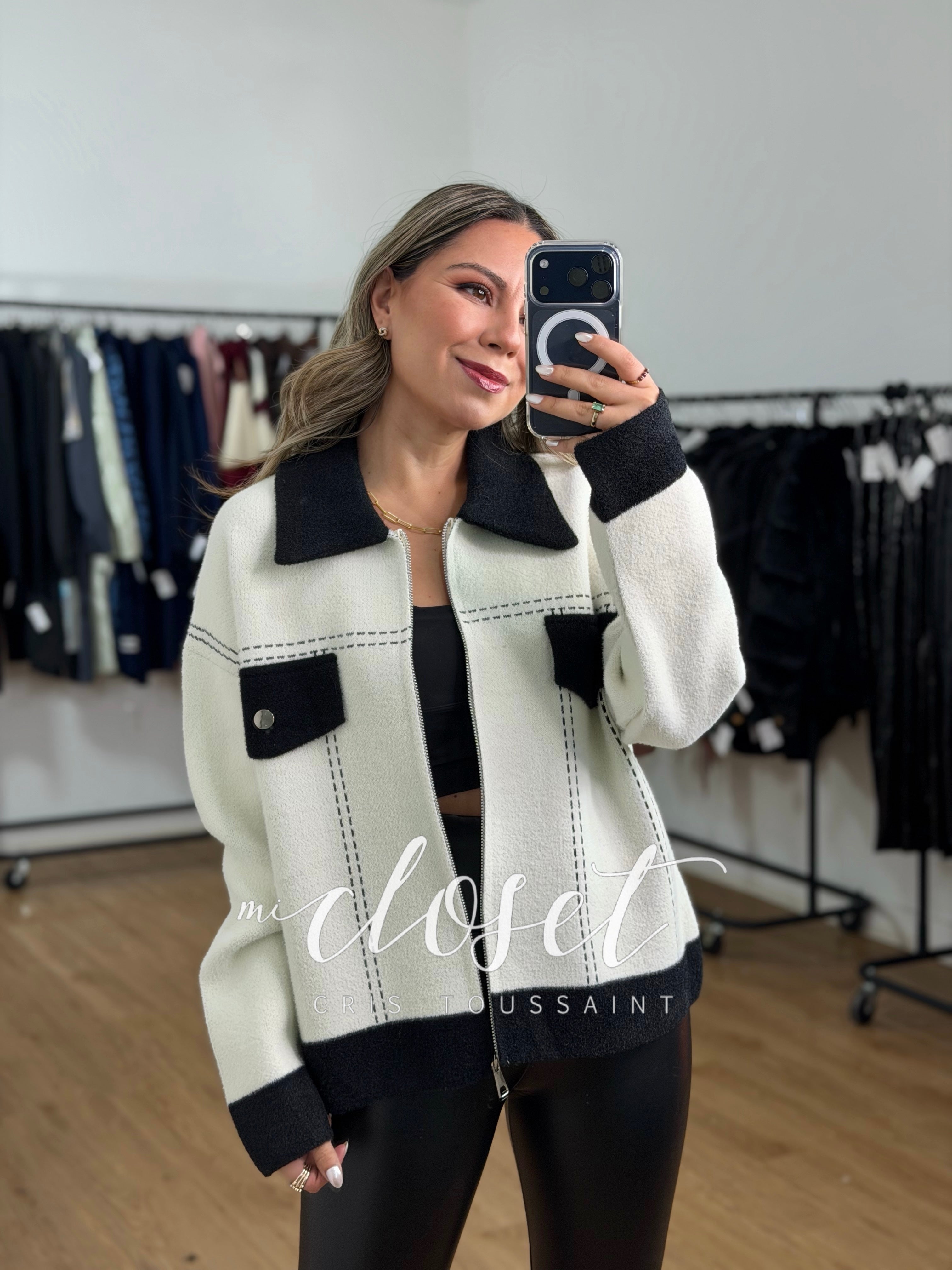 CHAMARRA SÚPER SUAVE, SEMI GRUESA, CALIENTITA CON DETALLE DE DELINEADO