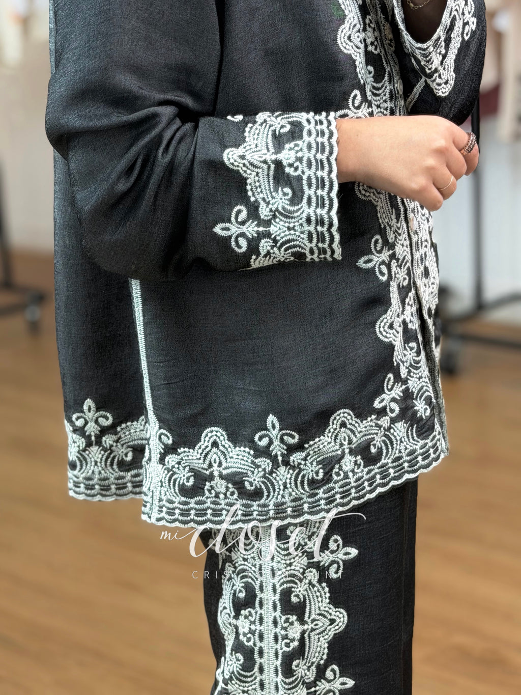 CONJUNTO SATINADO DE PANTALÓN Y CAMISA, CON DETALLES BORDADOS