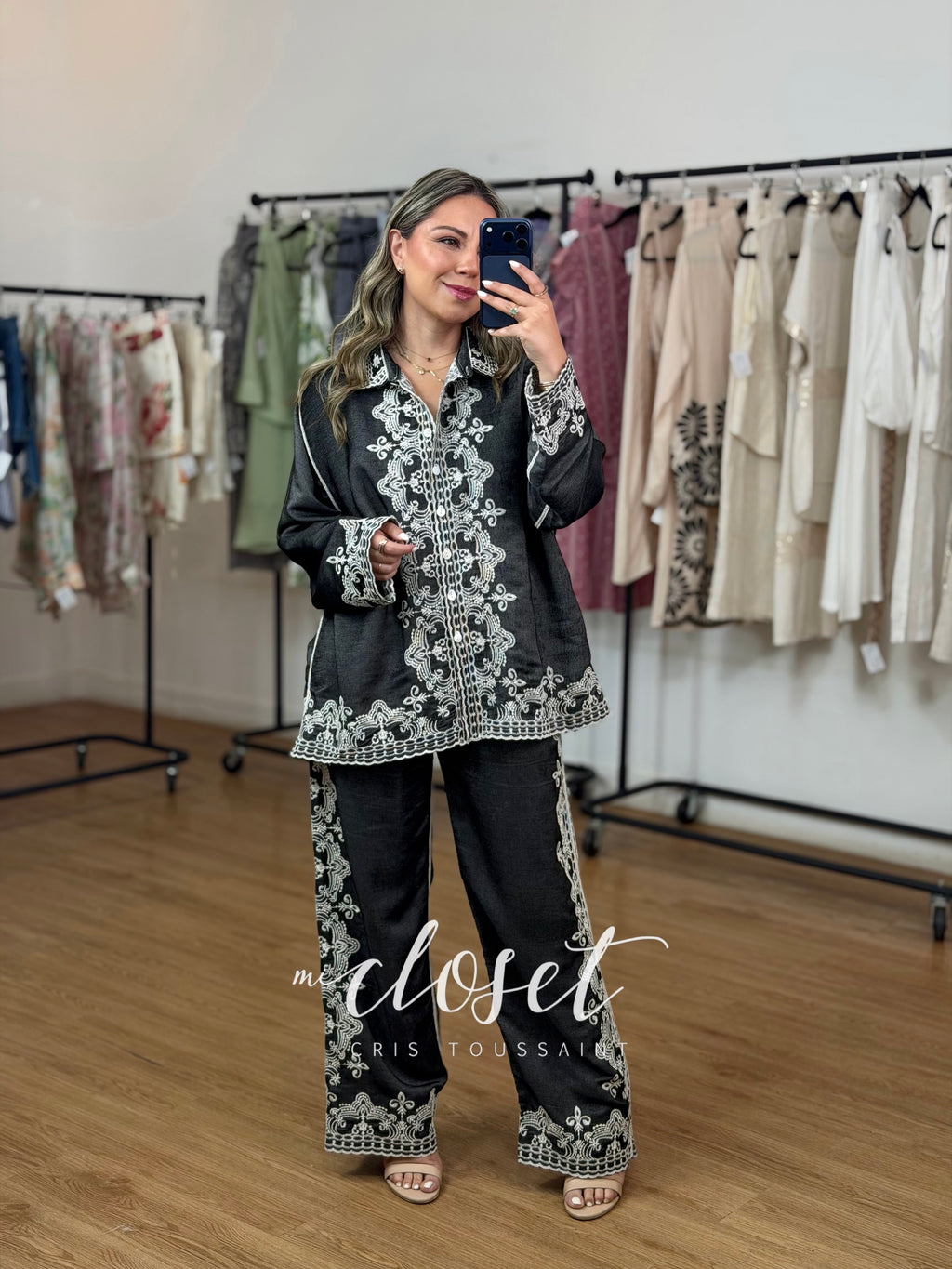CONJUNTO SATINADO DE PANTALÓN Y CAMISA, CON DETALLES BORDADOS