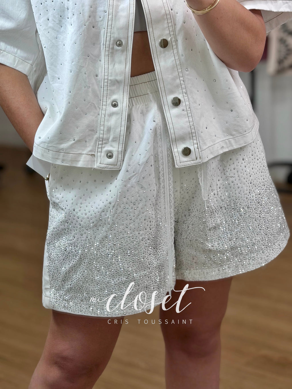 CONJUNTO OVERSIZED DE SHORT Y CAMISA DE MEZCLILLA, MANGA CORTA CON ESTOPEROLES DE PEDRERÍA