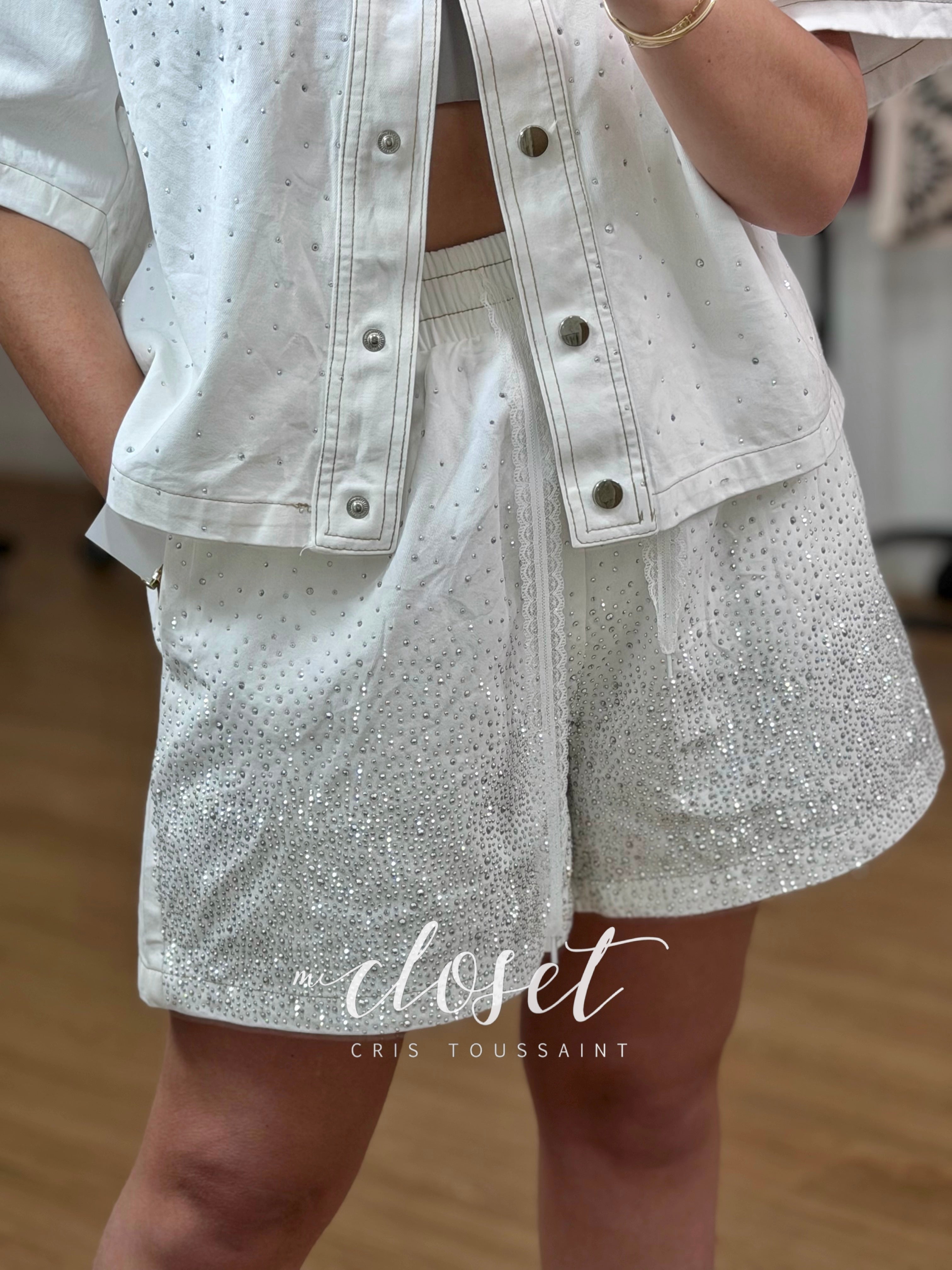 CONJUNTO OVERSIZED DE SHORT Y CAMISA DE MEZCLILLA, MANGA CORTA CON ESTOPEROLES DE PEDRERÍA