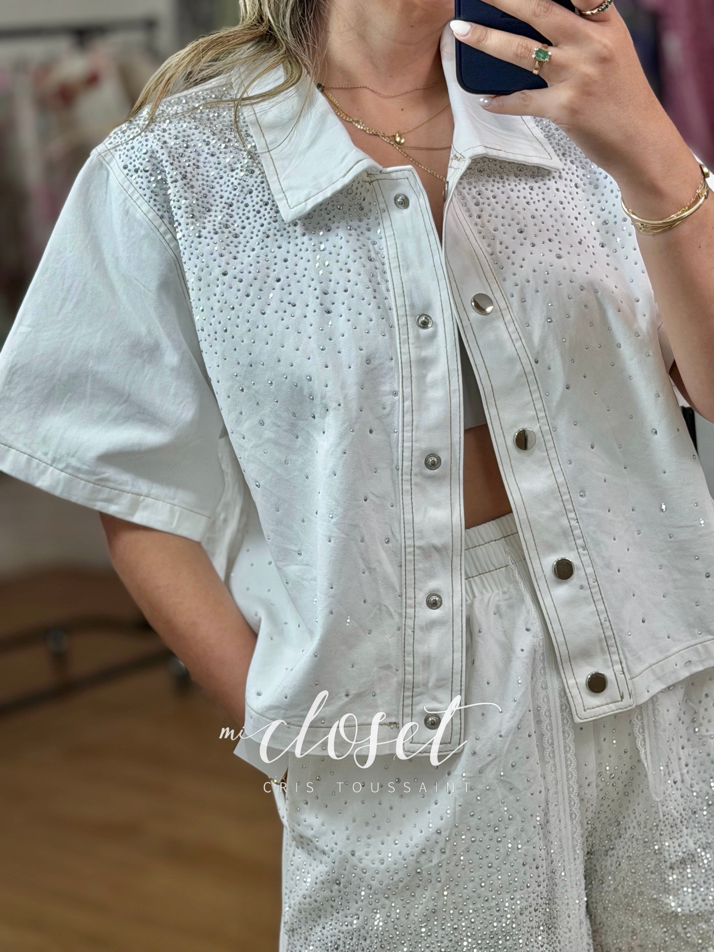 CONJUNTO OVERSIZED DE SHORT Y CAMISA DE MEZCLILLA, MANGA CORTA CON ESTOPEROLES DE PEDRERÍA