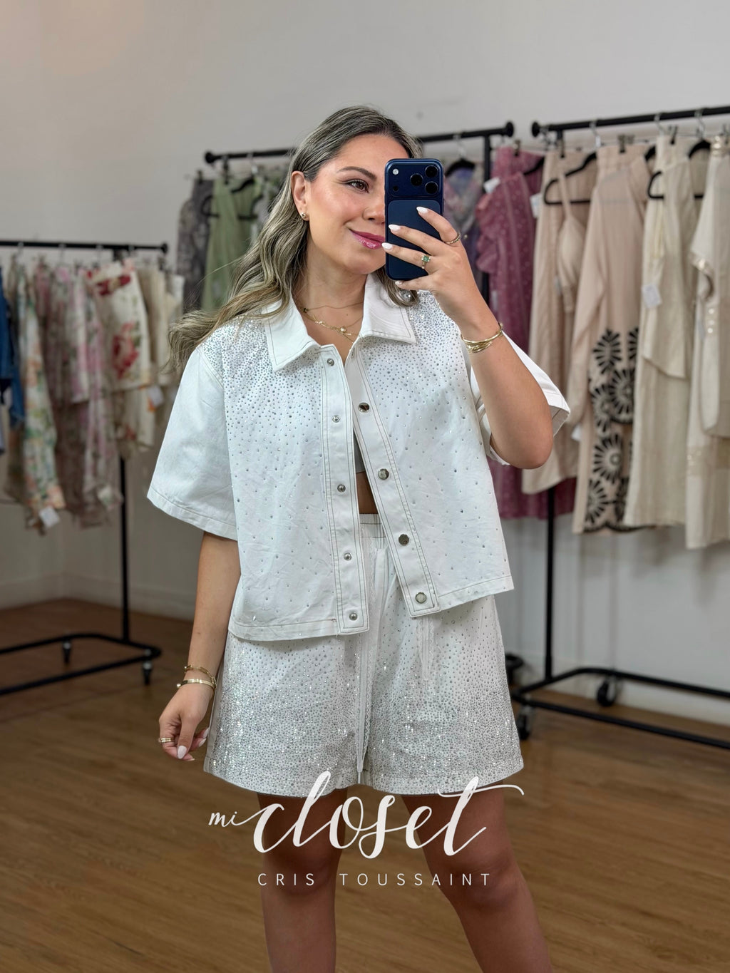 CONJUNTO OVERSIZED DE SHORT Y CAMISA DE MEZCLILLA, MANGA CORTA CON ESTOPEROLES DE PEDRERÍA
