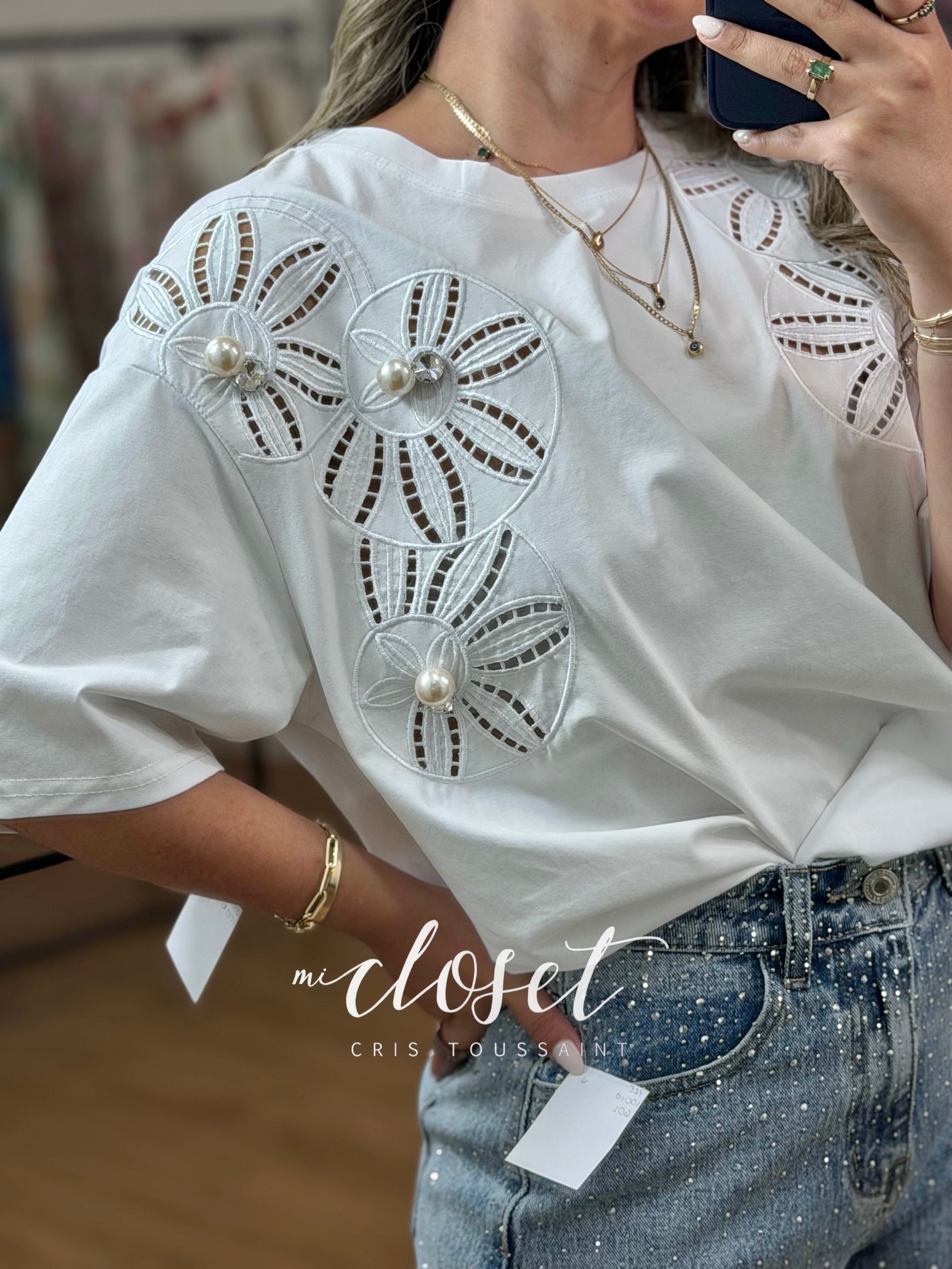 TEESHIRT CON DETALLES CALADOS Y PEDRERÍA