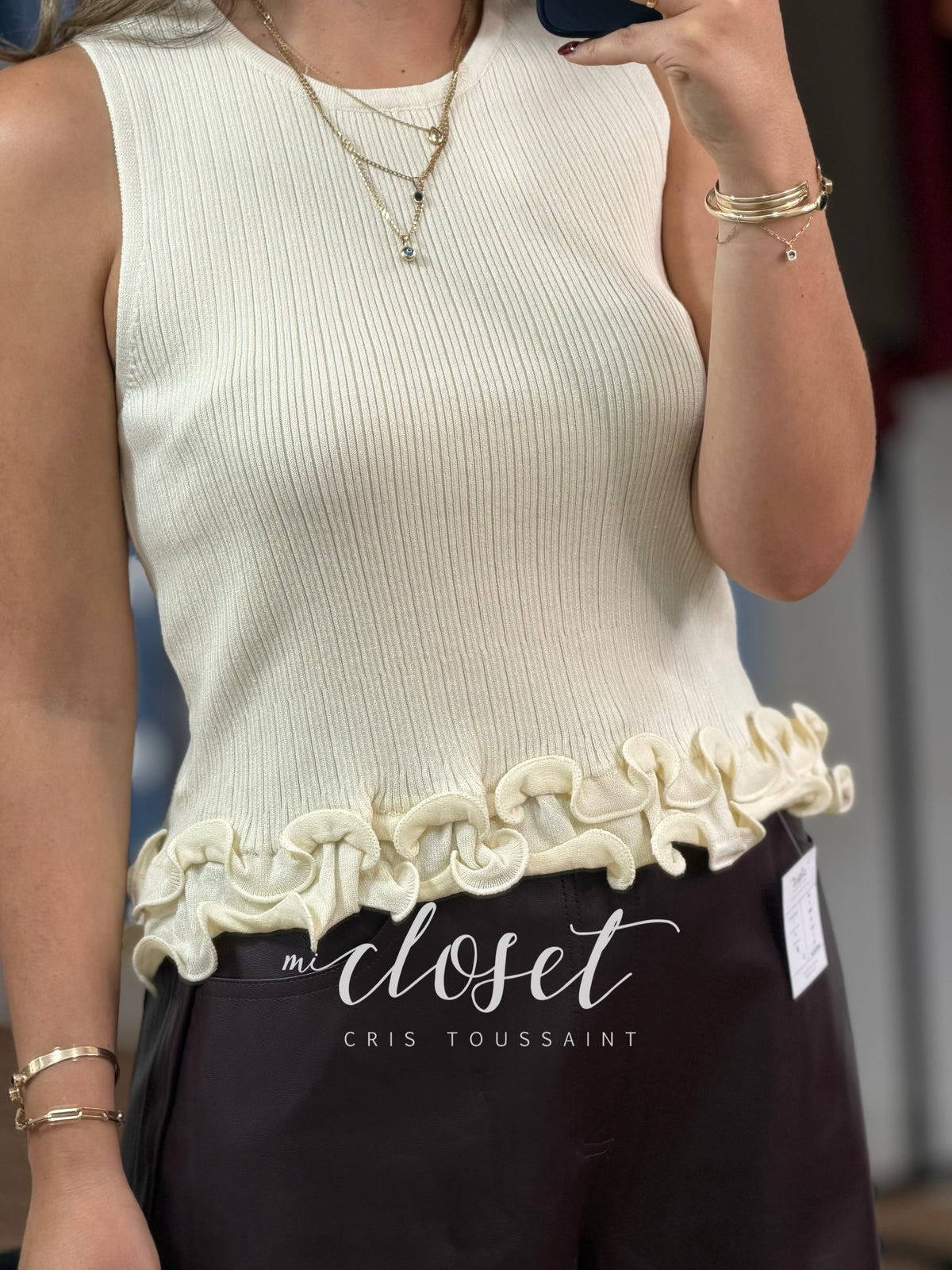 BLUSA CORTA, CON OLANES EN PARTE BAJA