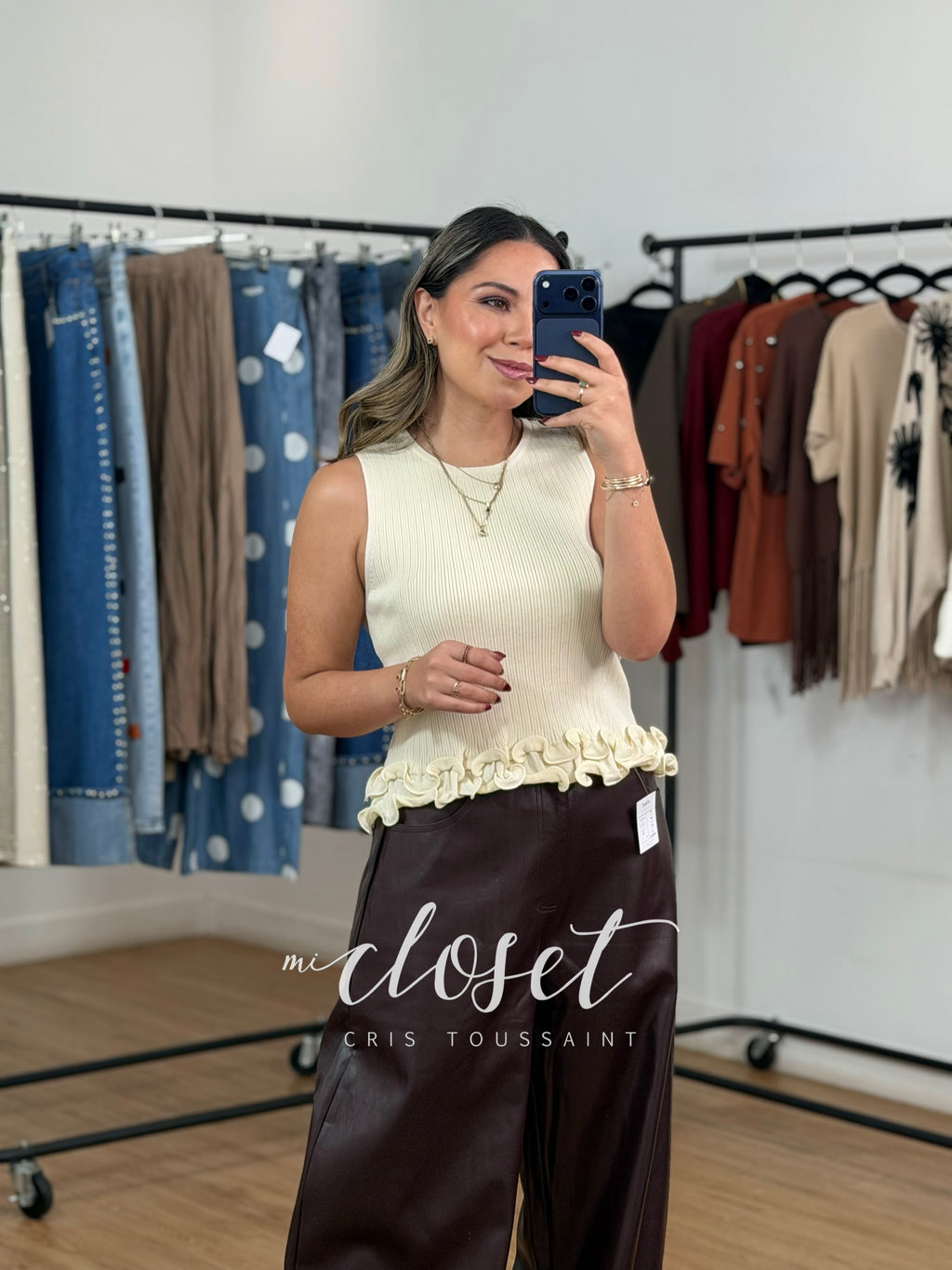 BLUSA CORTA, CON OLANES EN PARTE BAJA