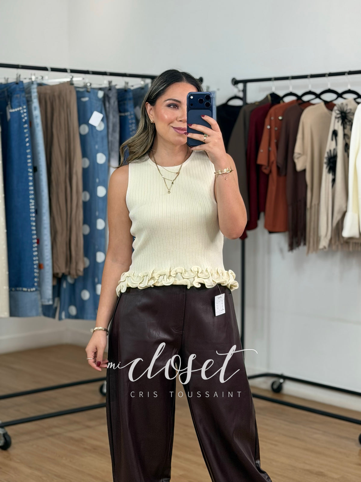 BLUSA CORTA, CON OLANES EN PARTE BAJA