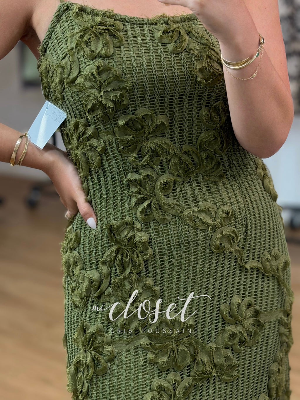 VESTIDO STRETCH CALADO CON TEXTURA, CIERRE EN ESPALDA Y TIRANTES AJUSTABLES