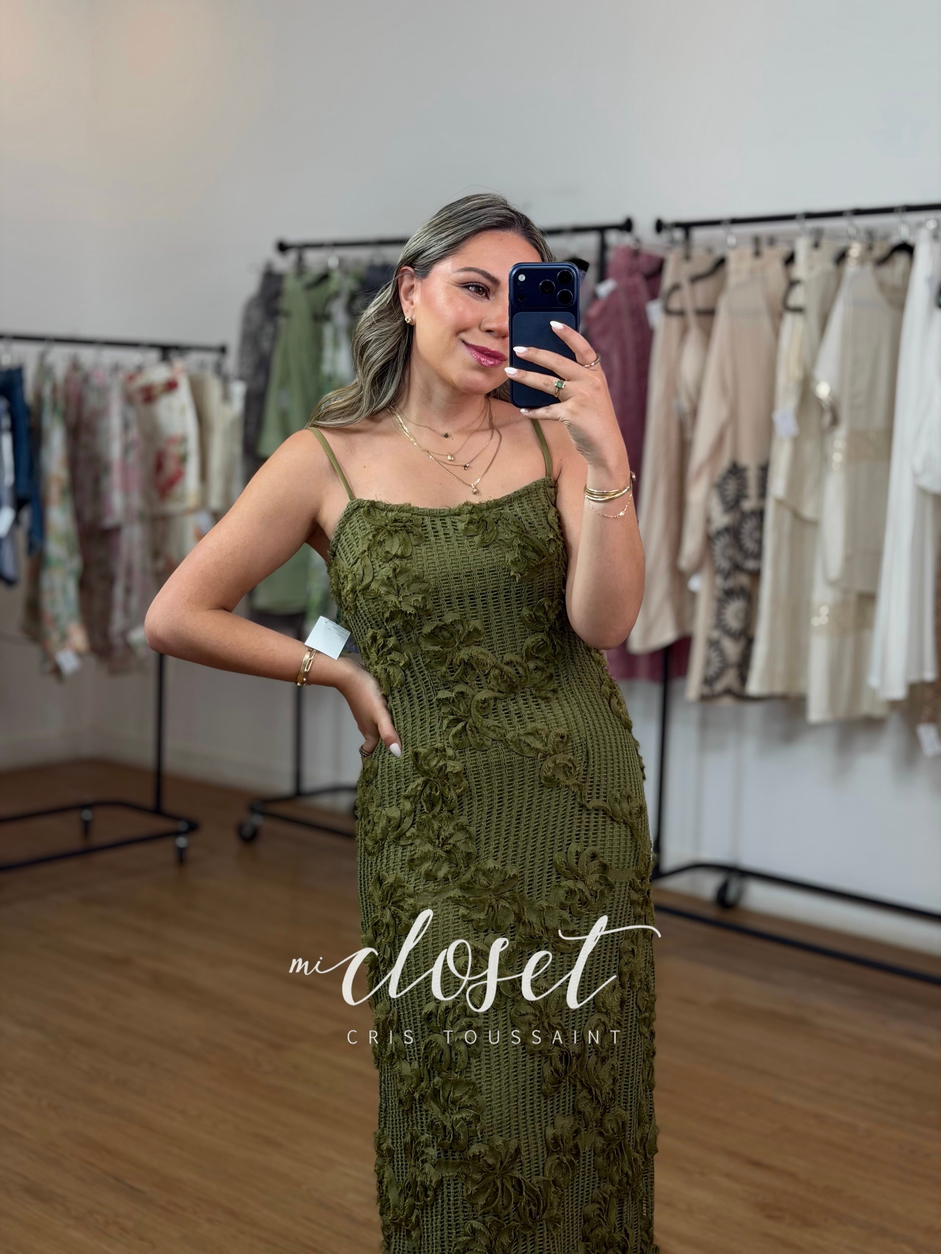 VESTIDO STRETCH CALADO CON TEXTURA, CIERRE EN ESPALDA Y TIRANTES AJUSTABLES