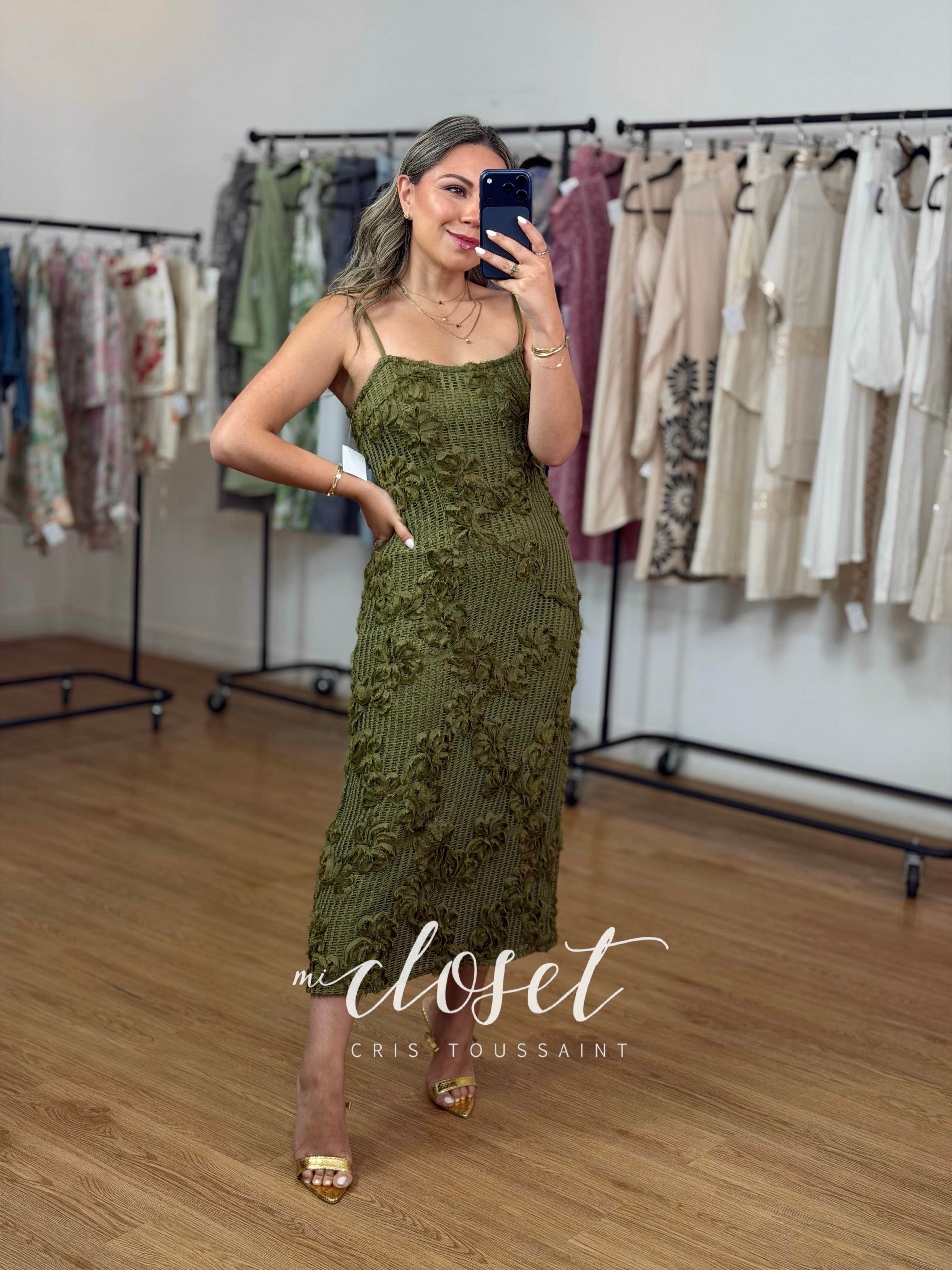 VESTIDO STRETCH CALADO CON TEXTURA, CIERRE EN ESPALDA Y TIRANTES AJUSTABLES