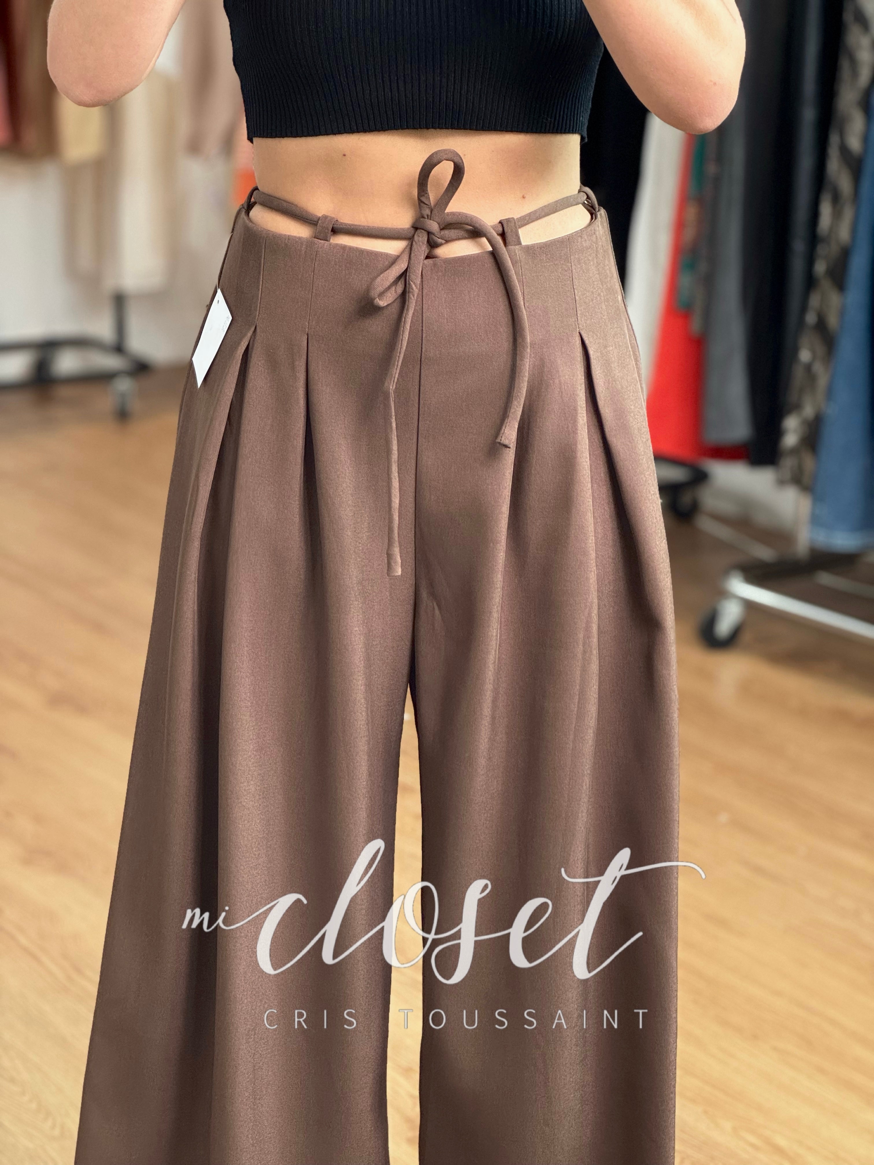 PANTALÓN DE VESTIR SÚPER LARGO CON PINZAS Y AGUJETAS AJUSTABLES EN CINTURA