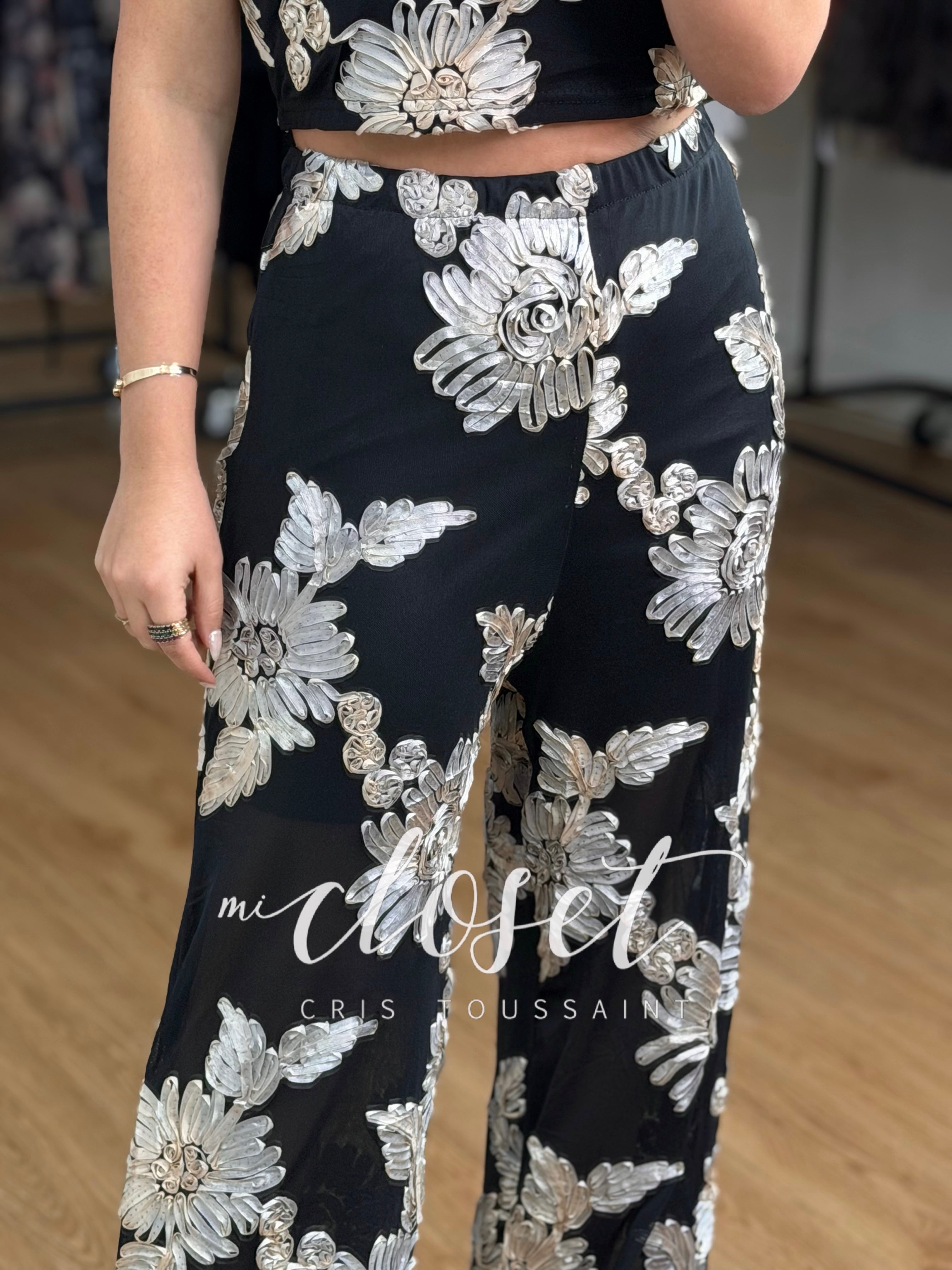 CONJUNTO LIGERO CON TRANSPARENCIAS (FORRO EN SHORT), APLICACIONES DE FLORES DE LISTÓN