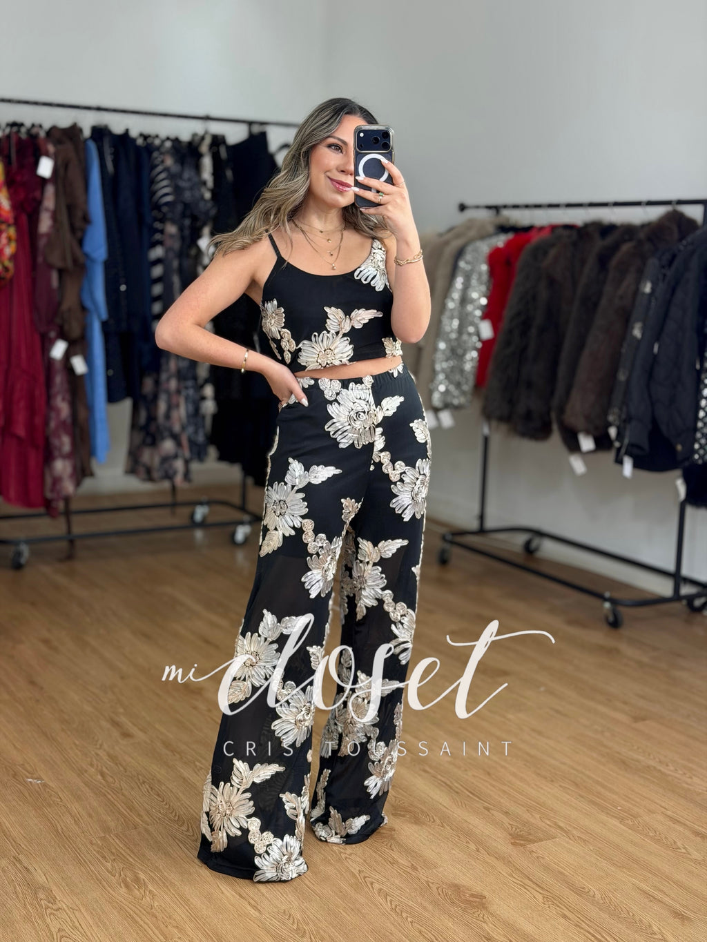 CONJUNTO LIGERO CON TRANSPARENCIAS (FORRO EN SHORT), APLICACIONES DE FLORES DE LISTÓN