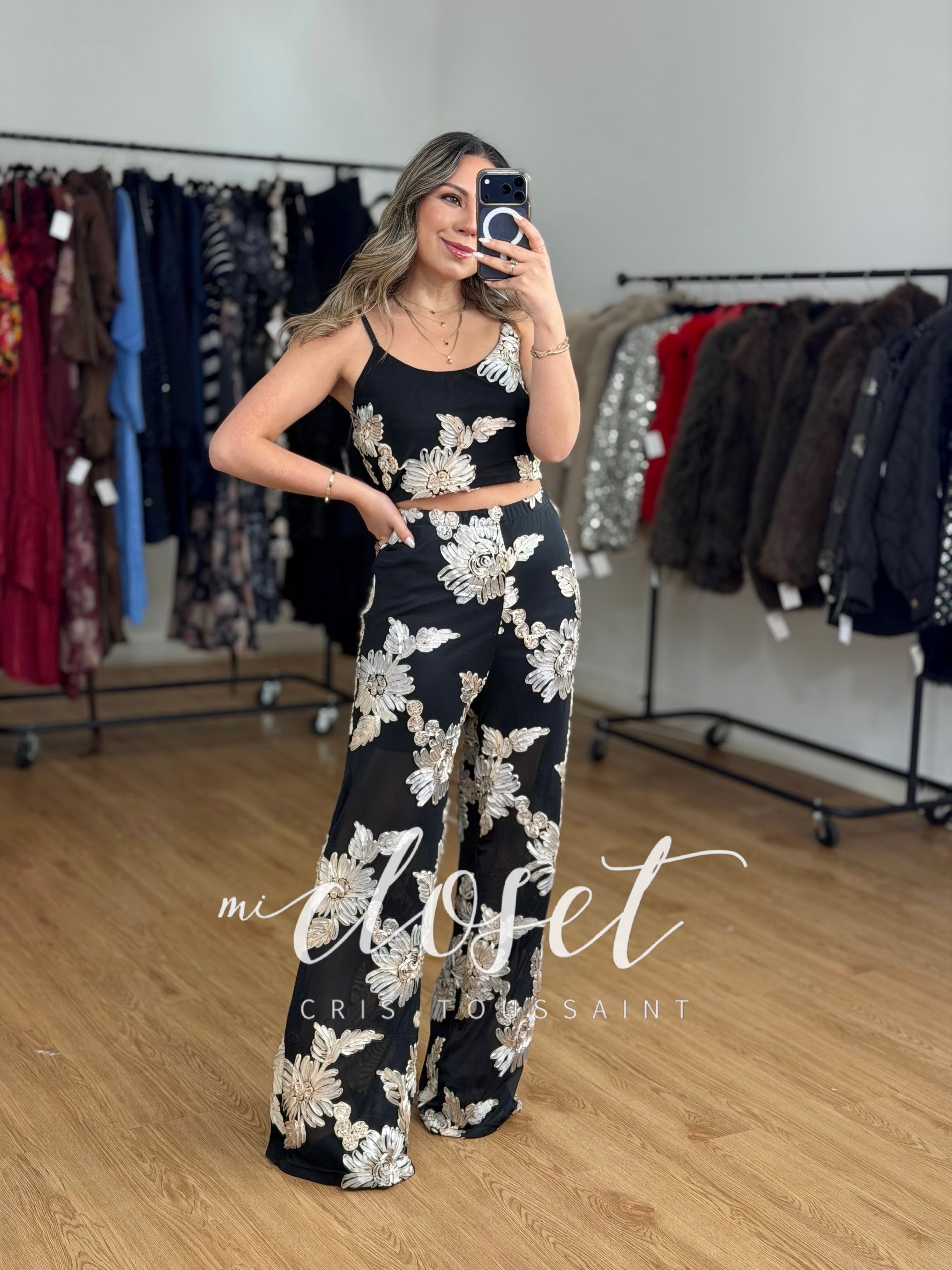 CONJUNTO LIGERO CON TRANSPARENCIAS (FORRO EN SHORT), APLICACIONES DE FLORES DE LISTÓN