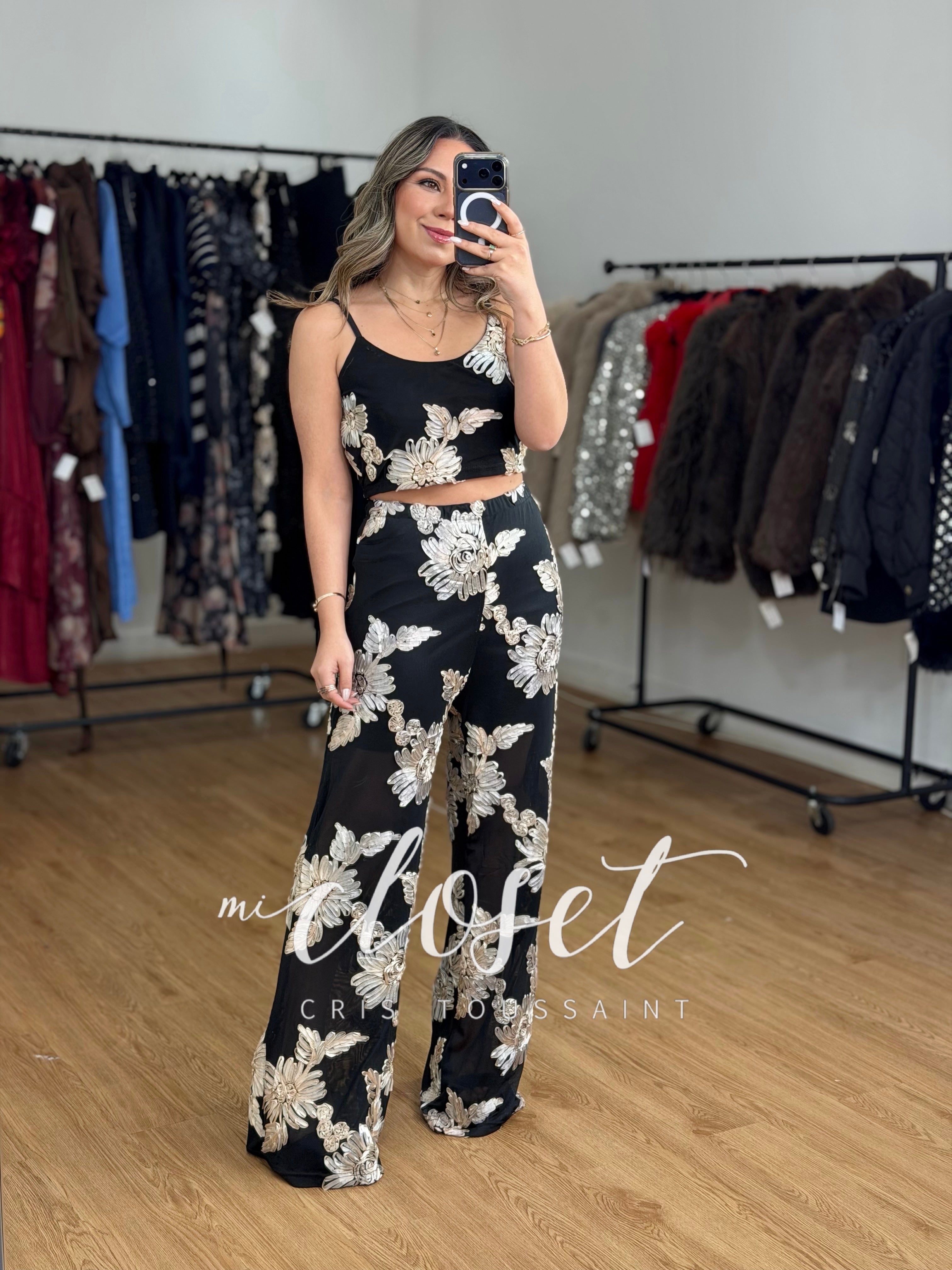 CONJUNTO LIGERO CON TRANSPARENCIAS (FORRO EN SHORT), APLICACIONES DE FLORES DE LISTÓN