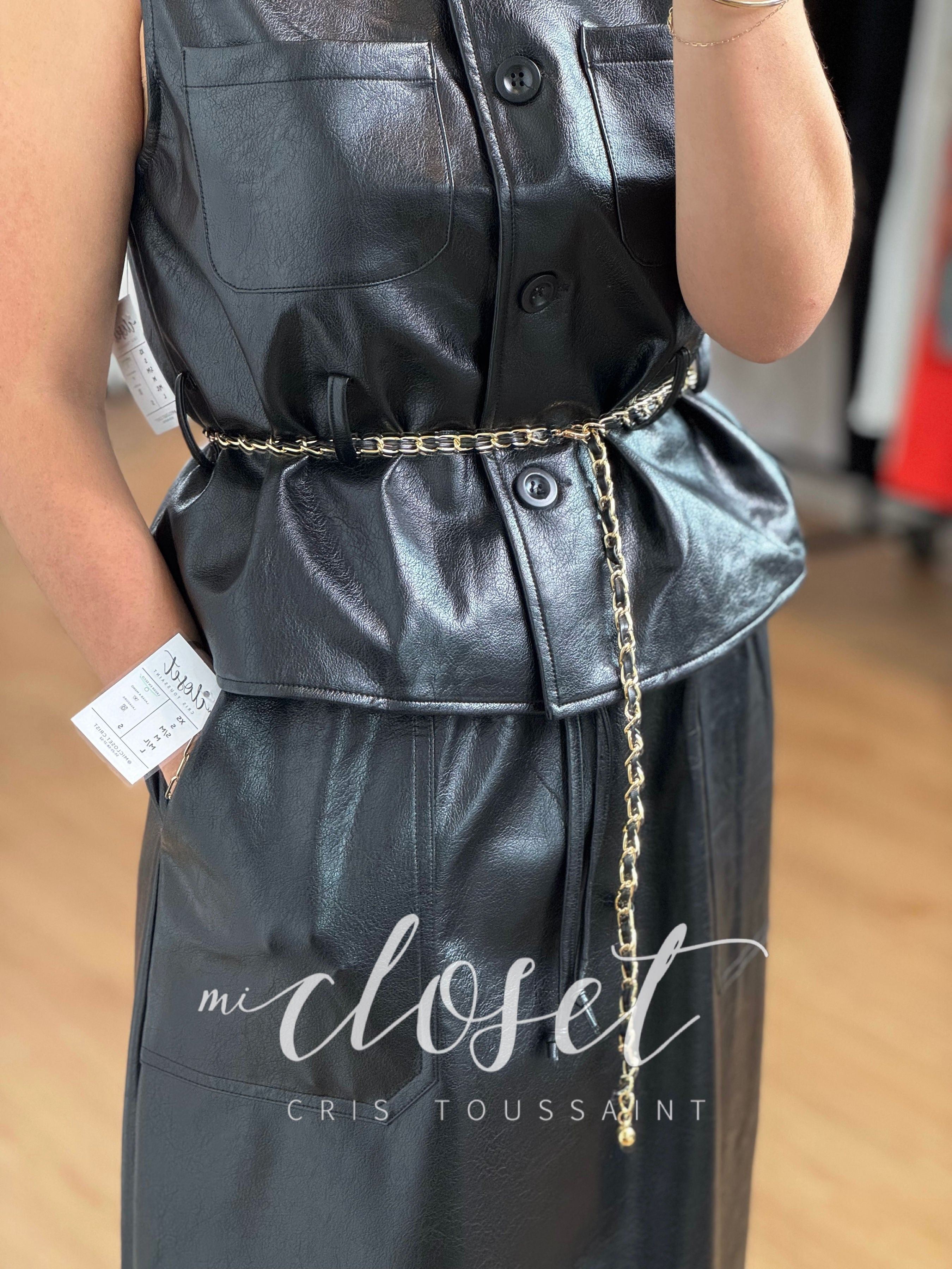 CONJUNTO DE VINIPIEL CON CINTO, FALDA CON BOLSAS Y RESORTE COMPLETO