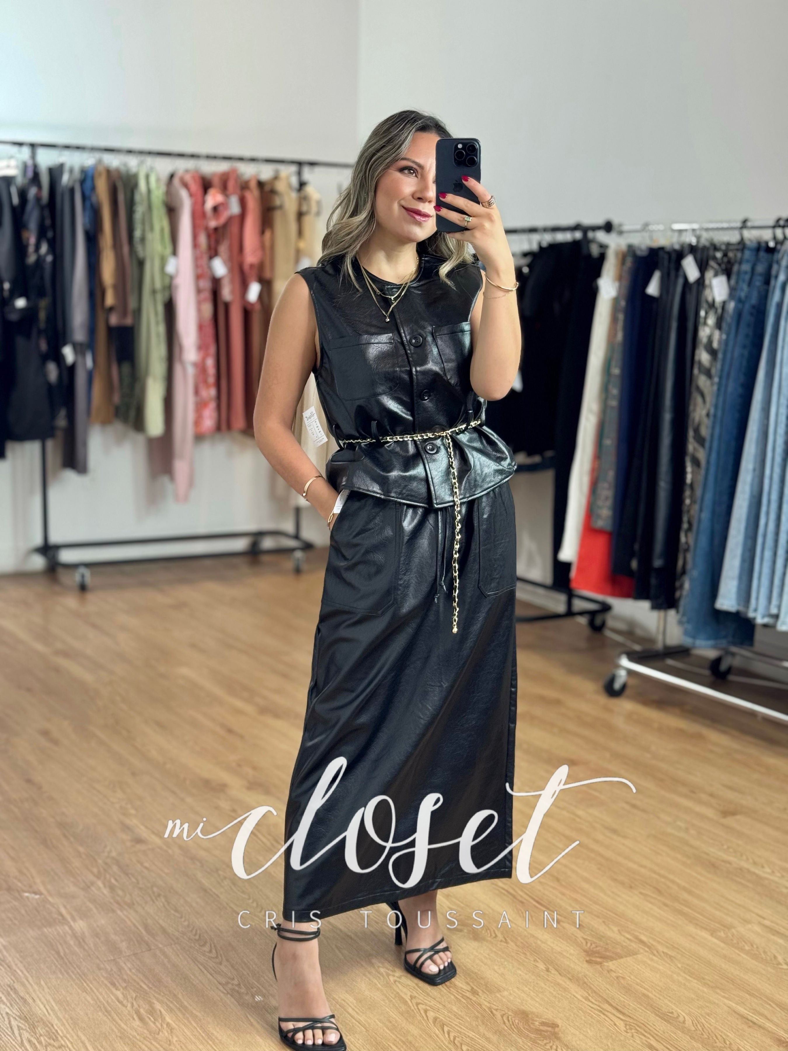 CONJUNTO DE VINIPIEL CON CINTO, FALDA CON BOLSAS Y RESORTE COMPLETO