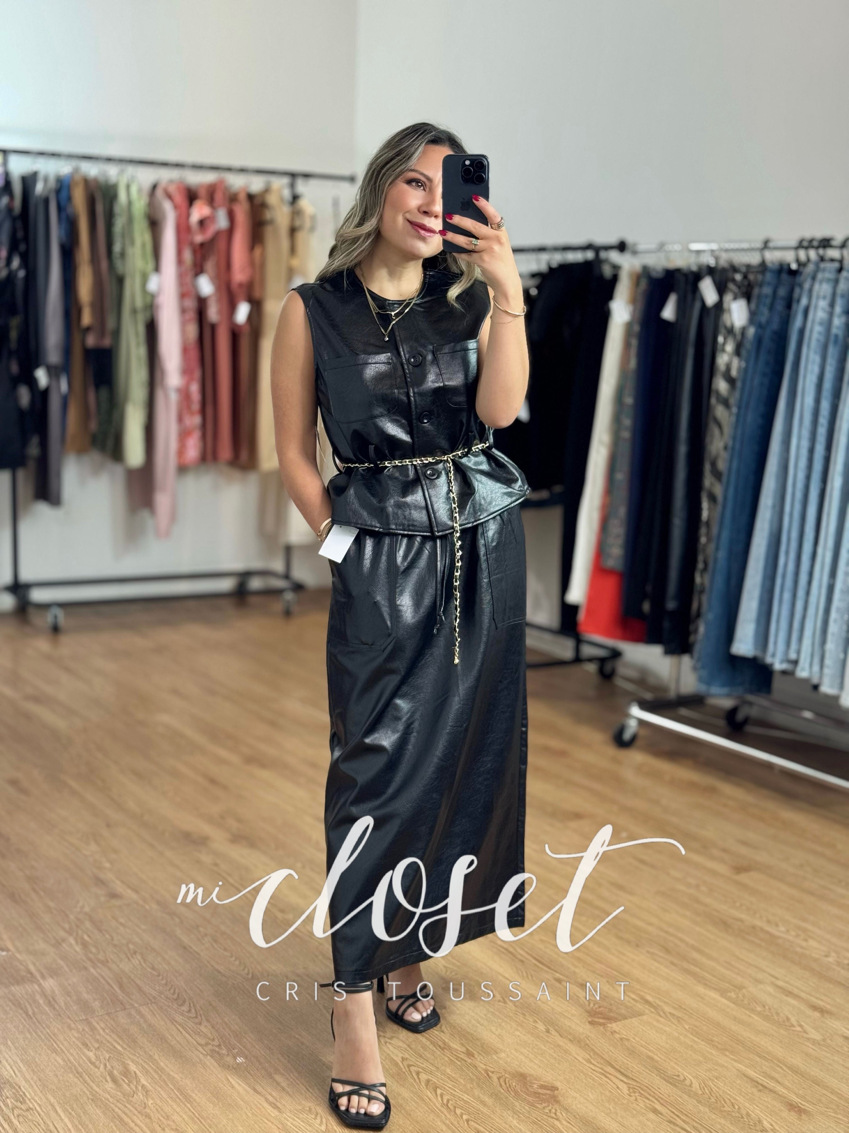 CONJUNTO DE VINIPIEL CON CINTO, FALDA CON BOLSAS Y RESORTE COMPLETO
