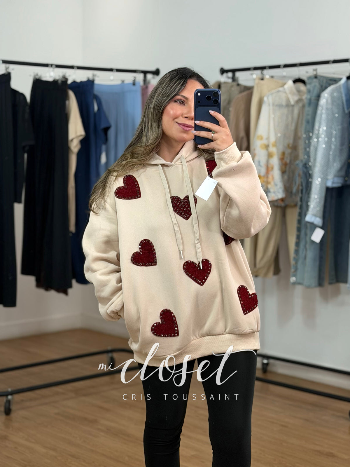 HOODIE CON APLICACIONES DE TEXTURA EN 3D Y PIEDRITAS