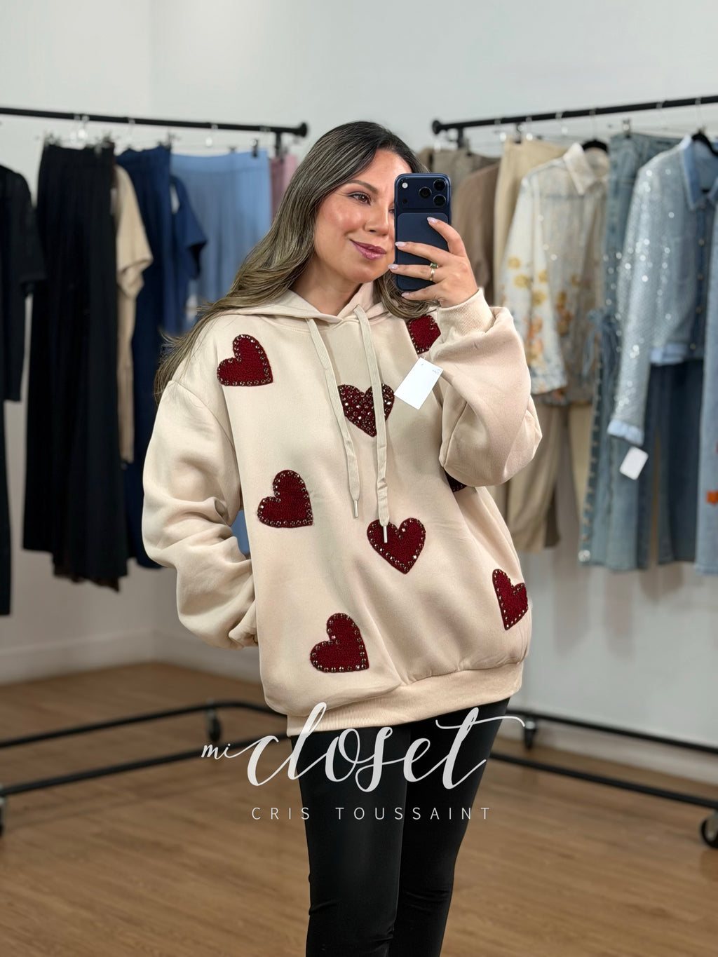 HOODIE CON APLICACIONES DE TEXTURA EN 3D Y PIEDRITAS