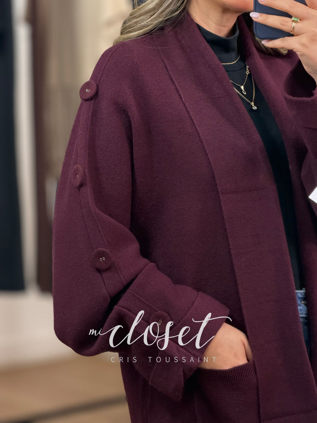 SWEATER SEMI GRUESO OVERSIZED CON BOTONES FORRADOS EN TODA LA MANGA Y BOLSAS