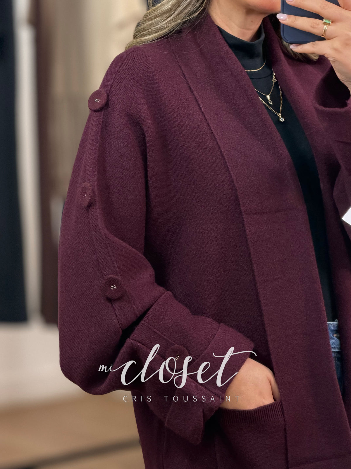 SWEATER SEMI GRUESO OVERSIZED CON BOTONES FORRADOS EN TODA LA MANGA Y BOLSAS