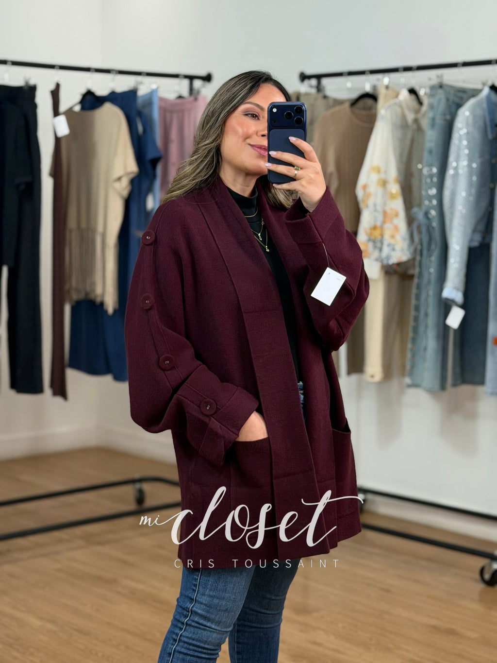 SWEATER SEMI GRUESO OVERSIZED CON BOTONES FORRADOS EN TODA LA MANGA Y BOLSAS