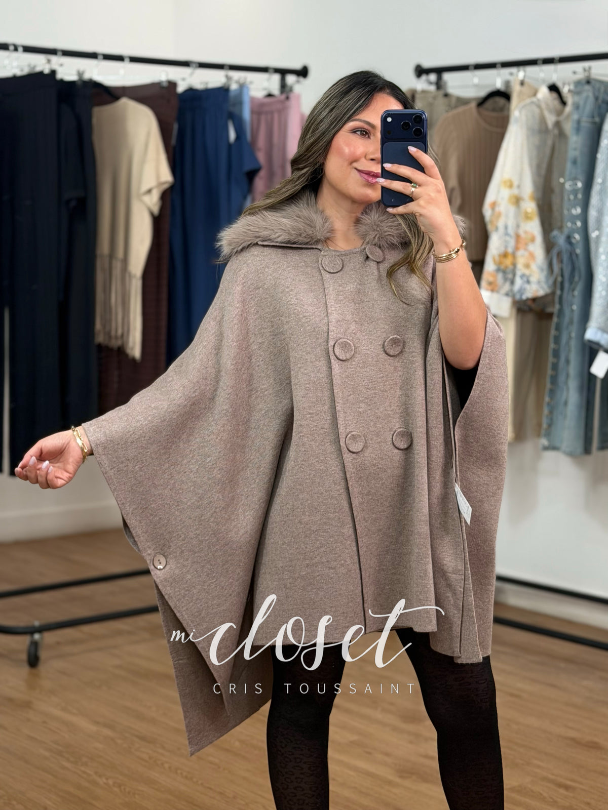 CAPA SEMI GRUESA CON CUELLO DE PELUCHE DESMONTABLE, BOTONES GIGANTES; SÚPER SUAVE