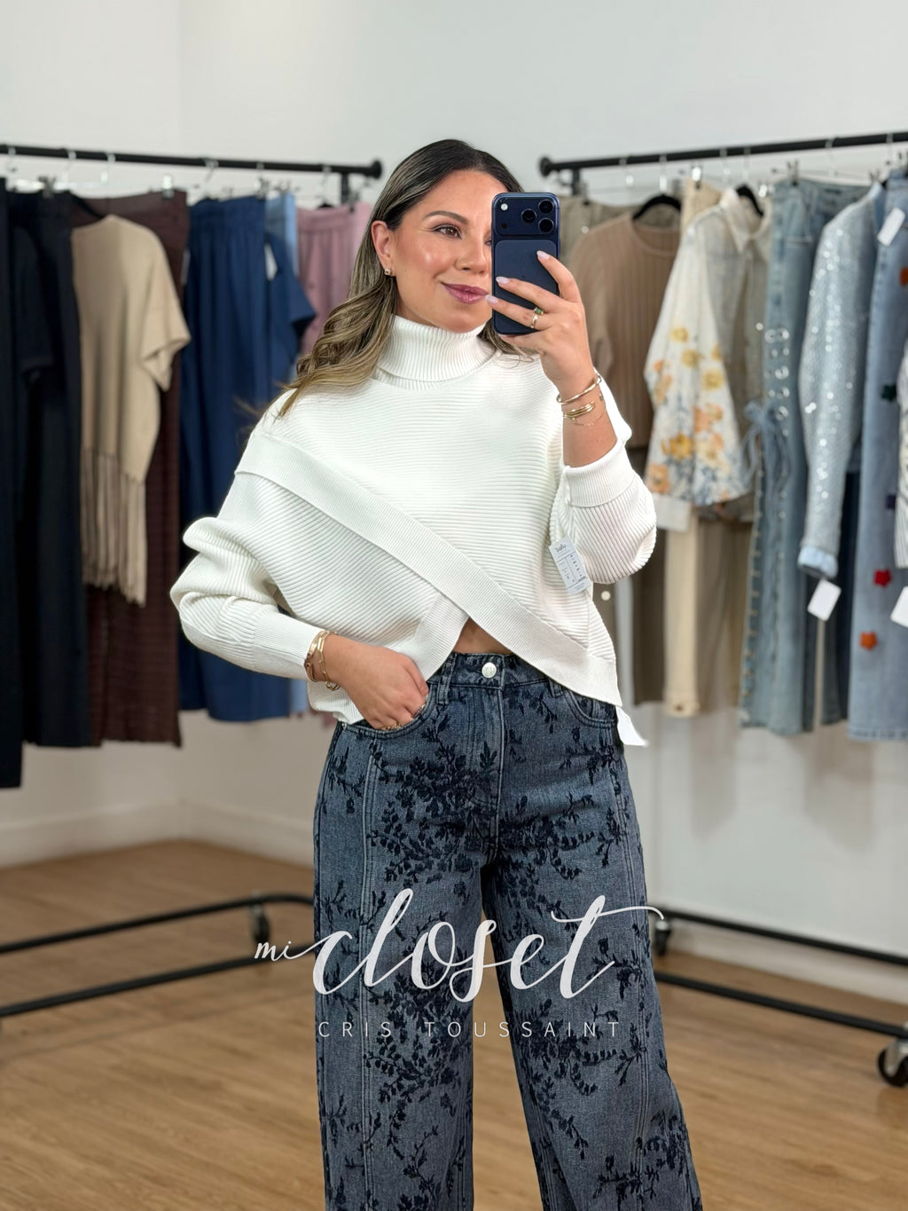 SWEATER SEMI GRUESO CORTO DE CUELLO ALTO CON TEXTURA DE LÍNEAS Y ABERTURA EN PARTE DE EN FRENTE