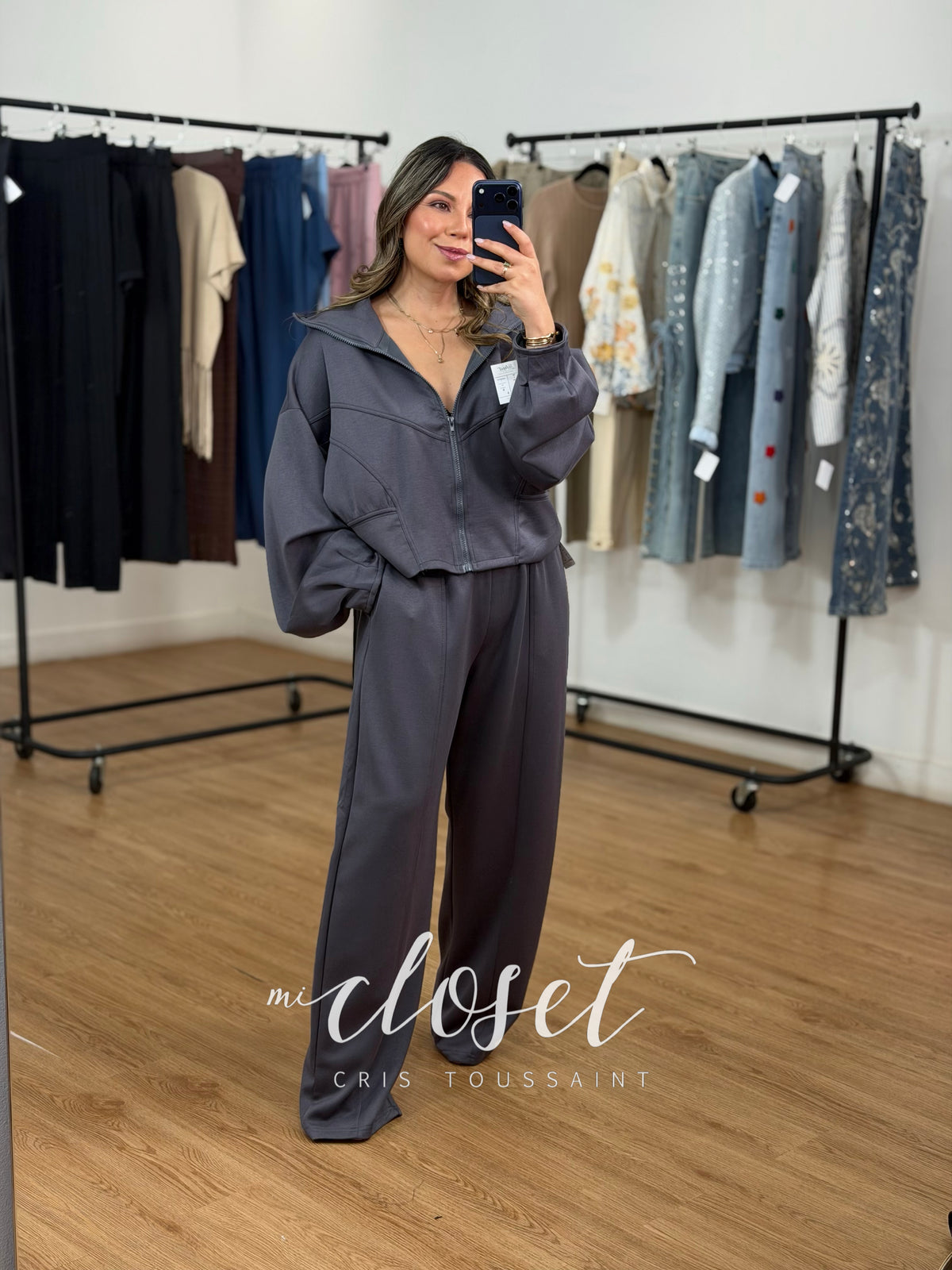 CONJUNTO DE PANTS CORTE BARREL Y CHAMARRA CON AJUSTE EN CINTURA Y MANGA TIPO MURCIÉLAGO
