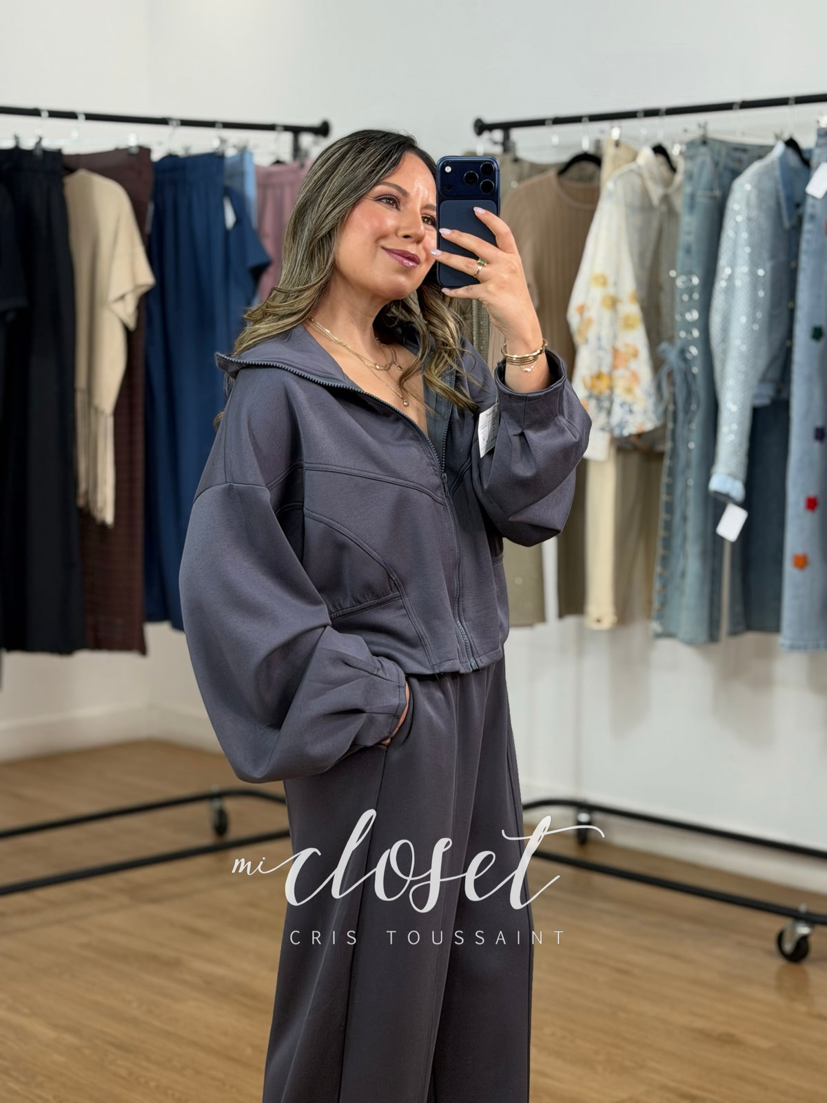 CONJUNTO DE PANTS CORTE BARREL Y CHAMARRA CON AJUSTE EN CINTURA Y MANGA TIPO MURCIÉLAGO