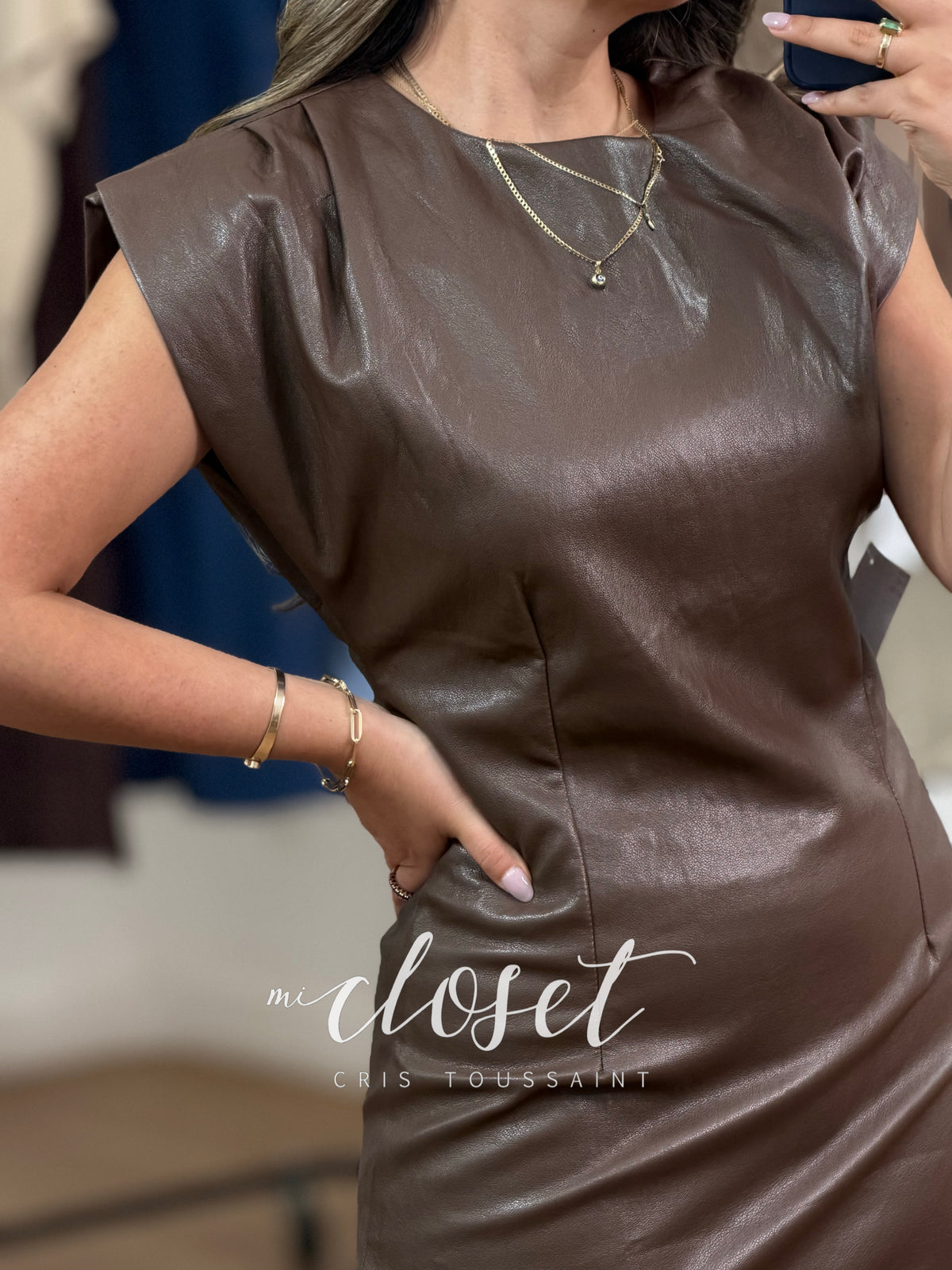 VESTIDO TIPO PIEL CON HOMBRERAS Y CIERRE EN ESPALDA