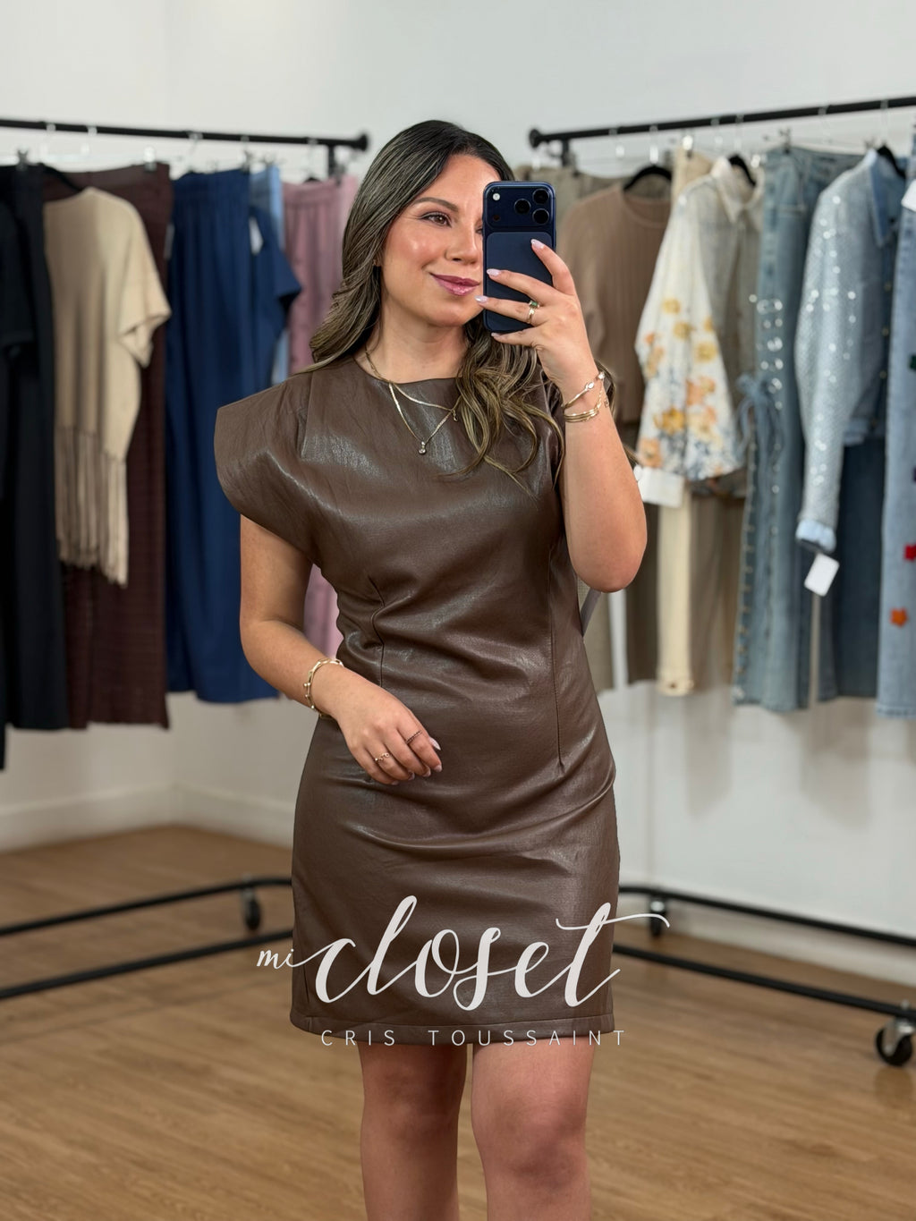 VESTIDO TIPO PIEL CON HOMBRERAS Y CIERRE EN ESPALDA