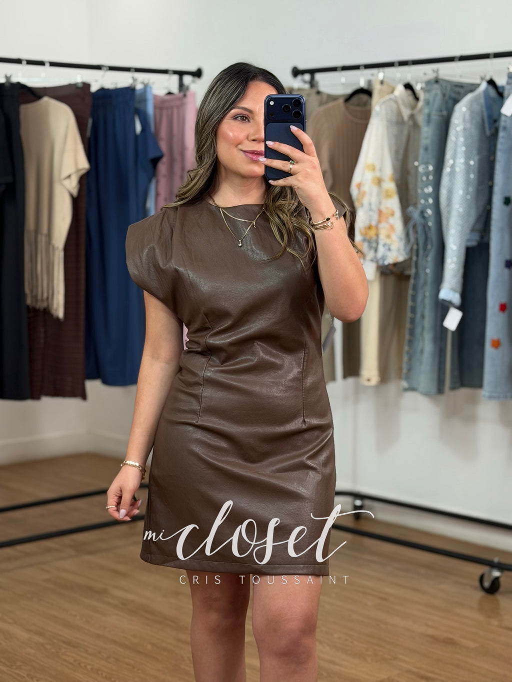 VESTIDO TIPO PIEL CON HOMBRERAS Y CIERRE EN ESPALDA