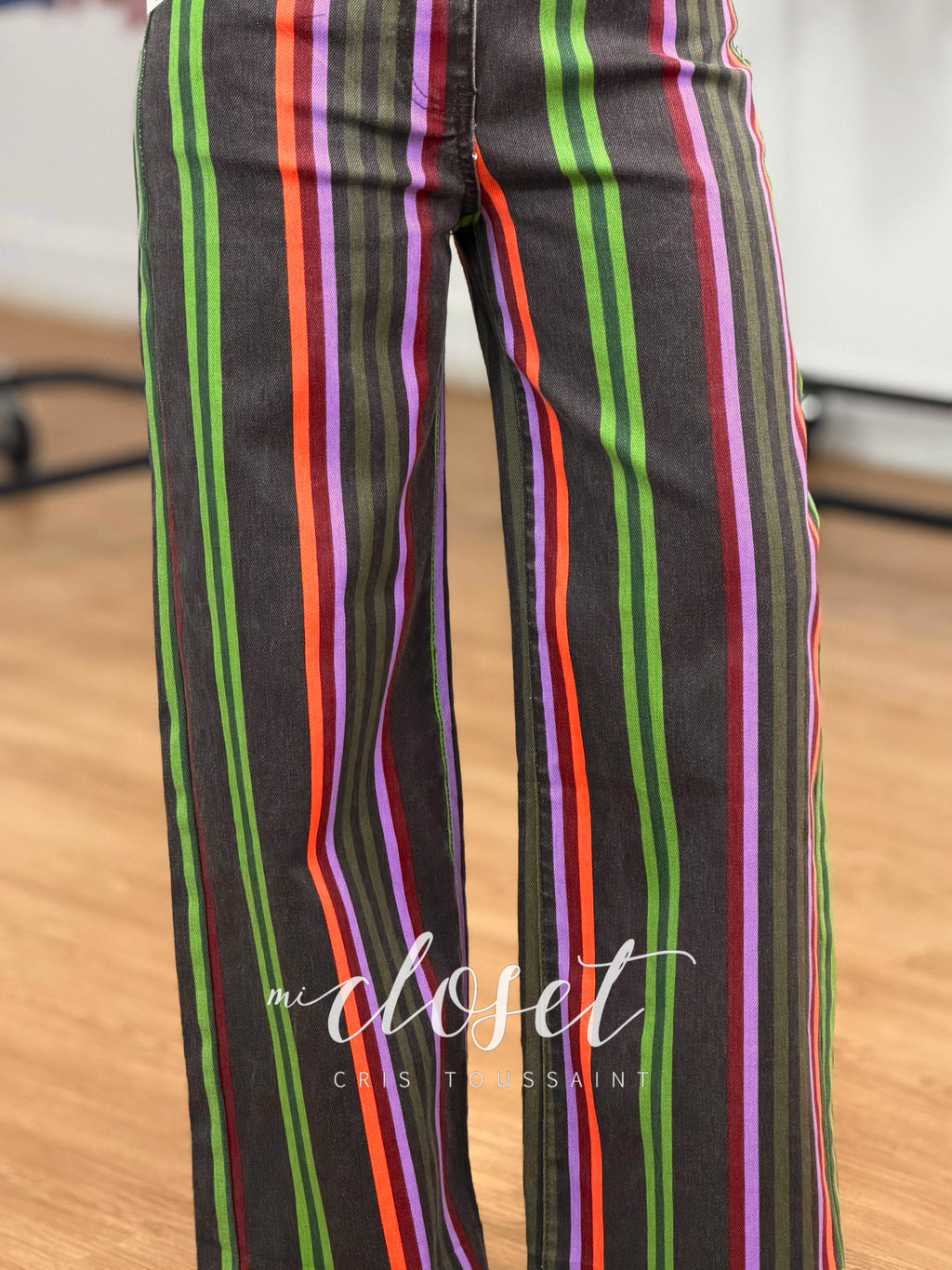 JEANS STRETCH CORTE RECTO CON DISEÑO DE LÍNEAS, TIRO CORTO (DOS DEDOS ARRIBA DE LA CADERA)