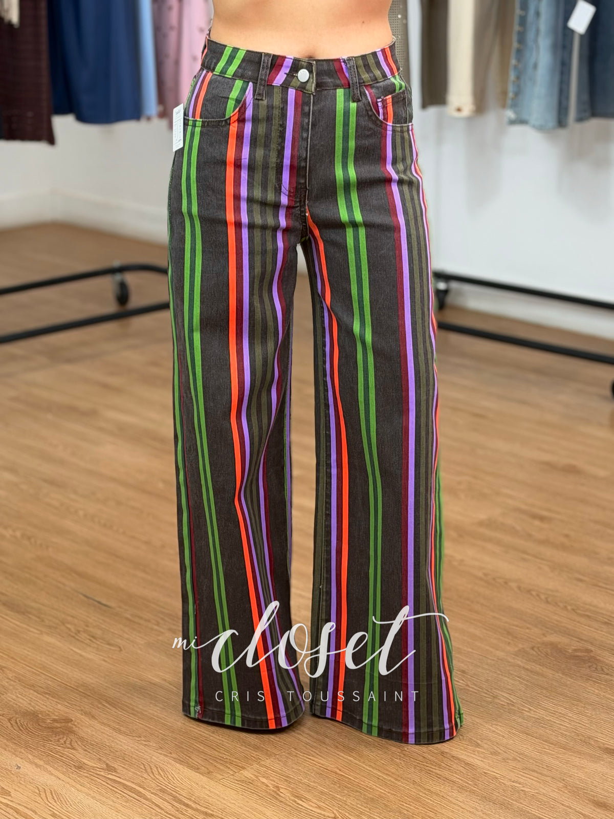 JEANS STRETCH CORTE RECTO CON DISEÑO DE LÍNEAS, TIRO CORTO (DOS DEDOS ARRIBA DE LA CADERA)
