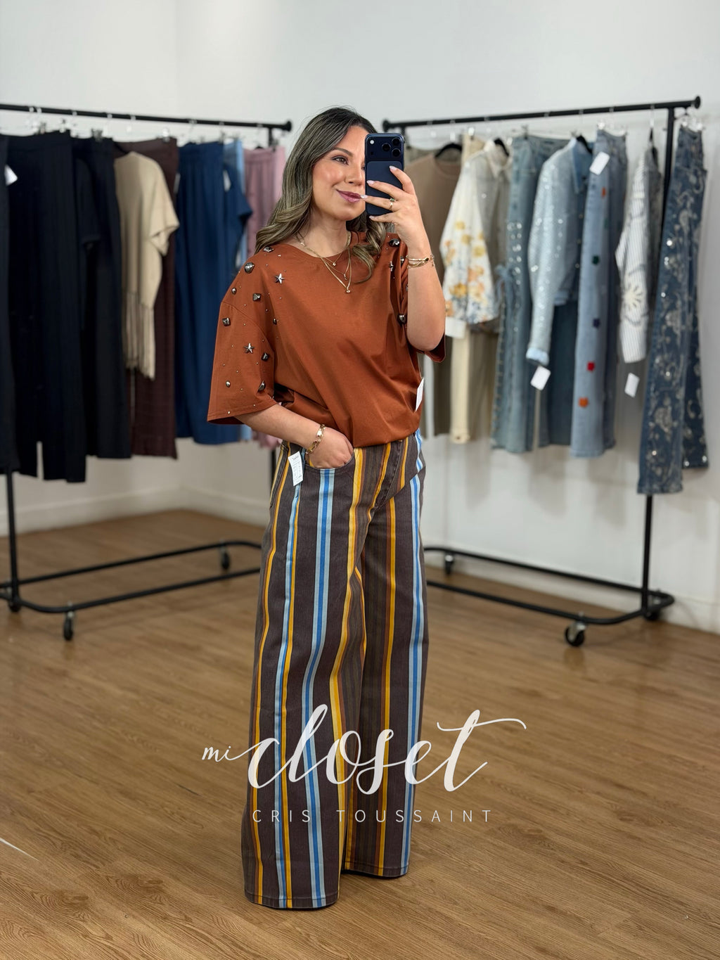 TEESHIRT OVERSIZED CON APLICACIONES DE DIFERENTES FORMAS Y TAMAÑOS