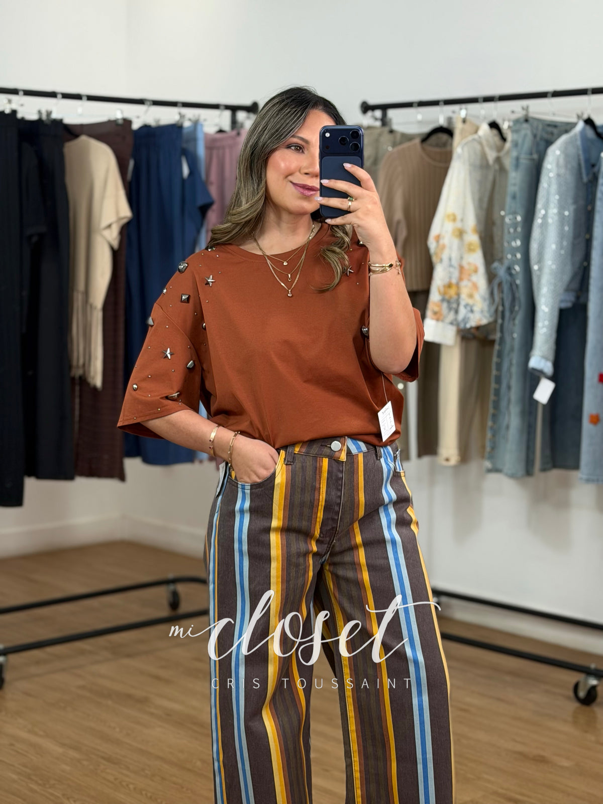 TEESHIRT OVERSIZED CON APLICACIONES DE DIFERENTES FORMAS Y TAMAÑOS
