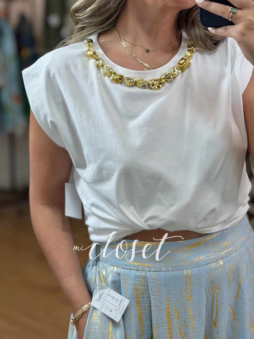TEESHIRT CON MANGA TIPO HOMBRERA Y PIEDRAS DORADAS EN CUELLO