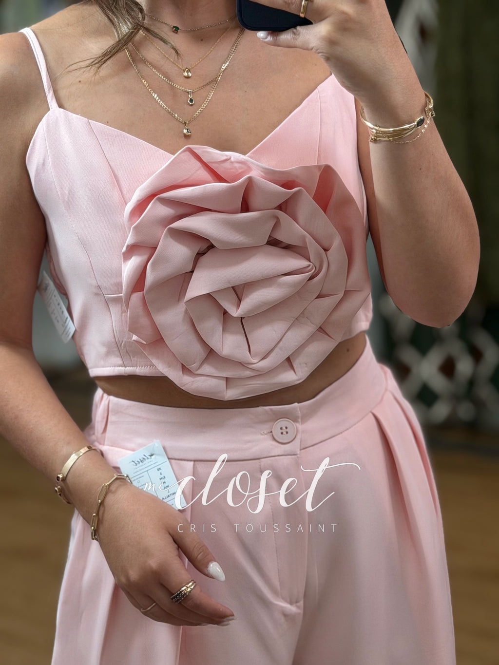 CONJUNTO DE PANTALÓN Y BLUSA CORTA DE TIRANTES CON FLOR GIGANTE EN MEDIO