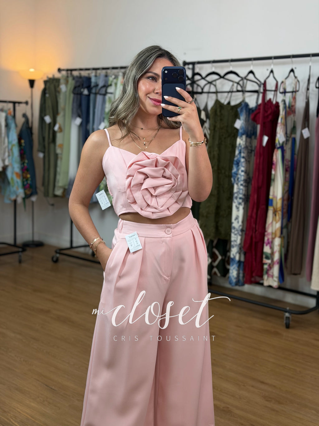 CONJUNTO DE PANTALÓN Y BLUSA CORTA DE TIRANTES CON FLOR GIGANTE EN MEDIO